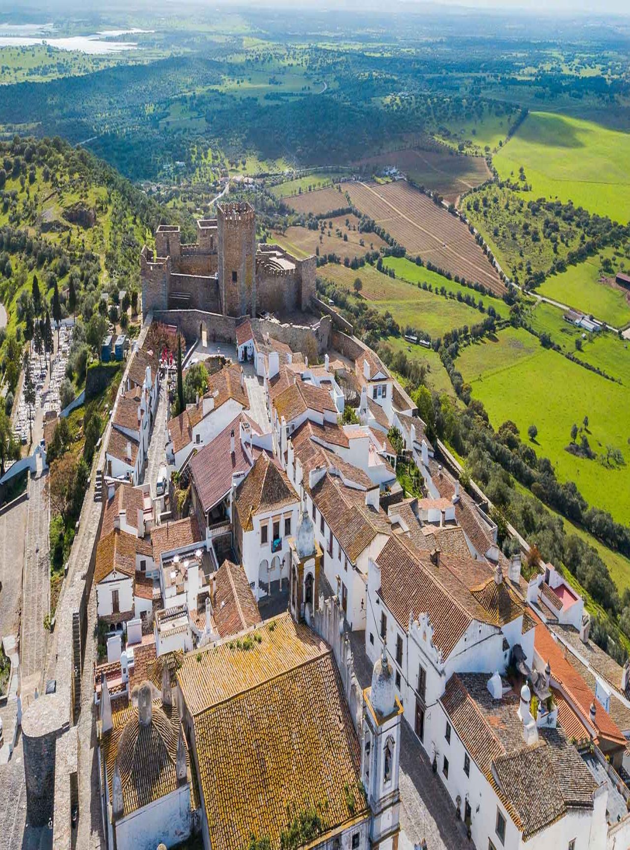 Vista aérea del pueblo histórico de Monsaraz, en el Alentejo, destacando el castillo en la cima de la colina