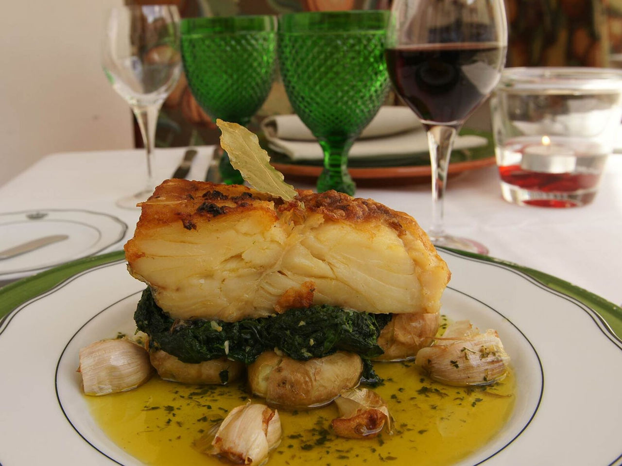 El restaurante Pousada Castelo Alvito del hotel histórico en Alvito, sirve platos como bacalao con grelos y papas a murro