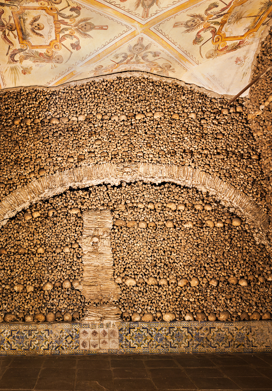 Hospédate en Pousada Convento Évora y visita la icónica capilla de los huesos, con paredes forradas de huesos