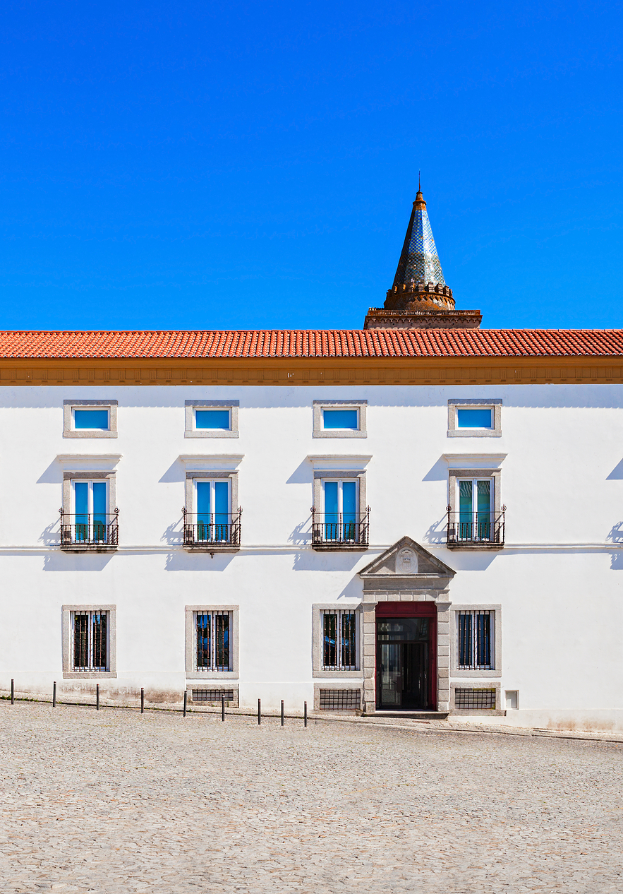 Hospédate en Pousada Convento Évora y visita el museo de Évora en el antiguo Palacio Episcopal, con piezas arqueológicas