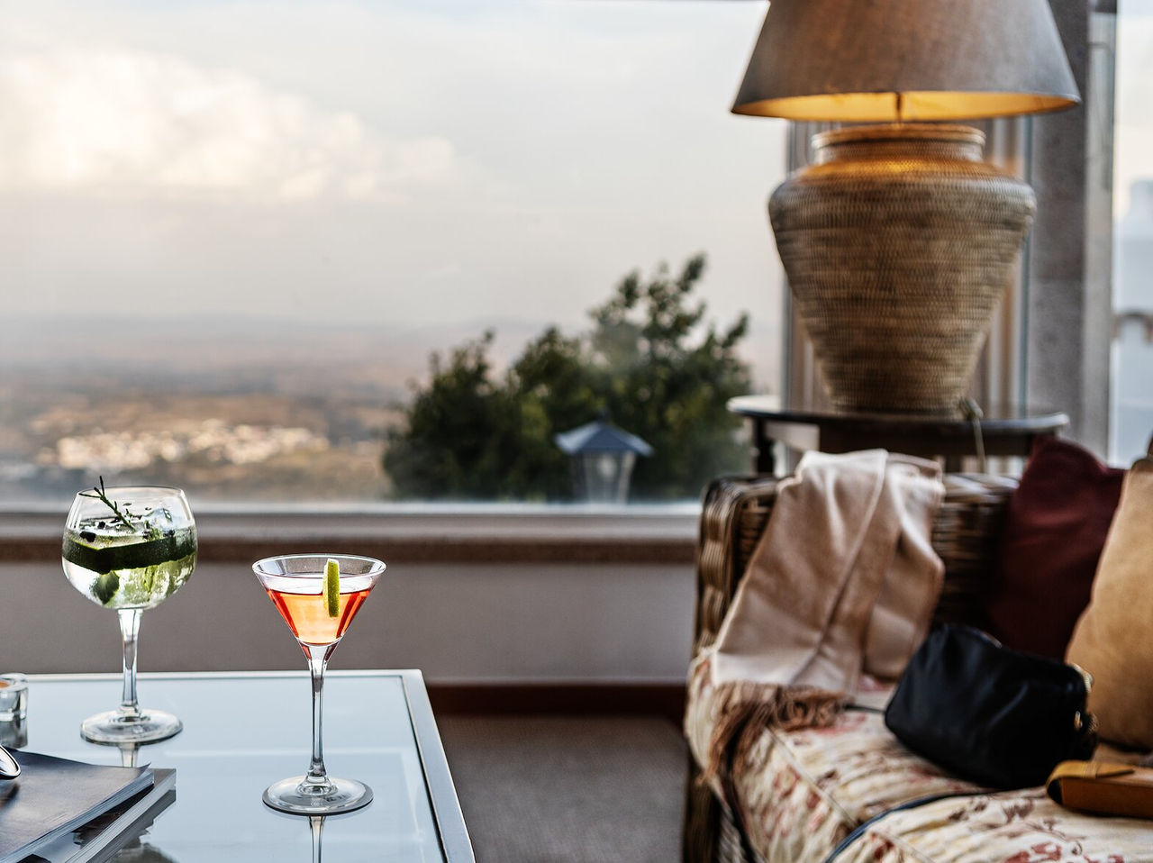 El bar del hotel histórico en Marvão, tiene un bar con un sofá, cocktails y una gran ventana