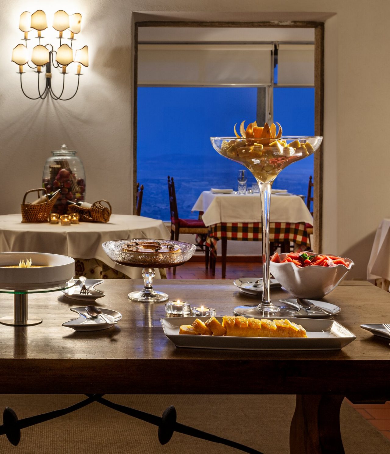 El restaurante Ninho D'Águias del hotel histórico en Marvão, tiene una mesa de buffet con varios postres
