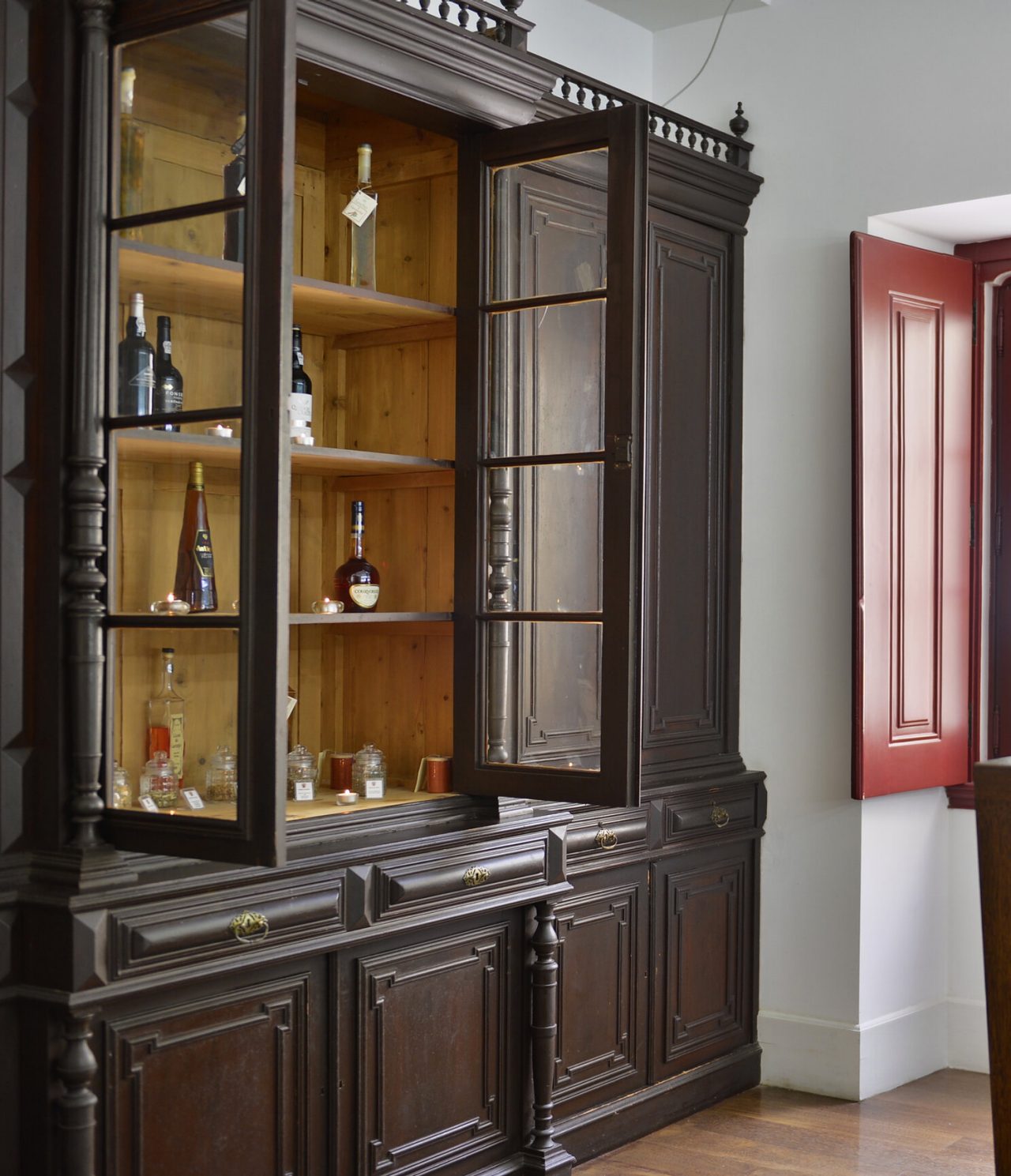 El bar Palácio del hotel histórico en Faro, tiene un mueble de madera que guarda bebidas alcohólicas