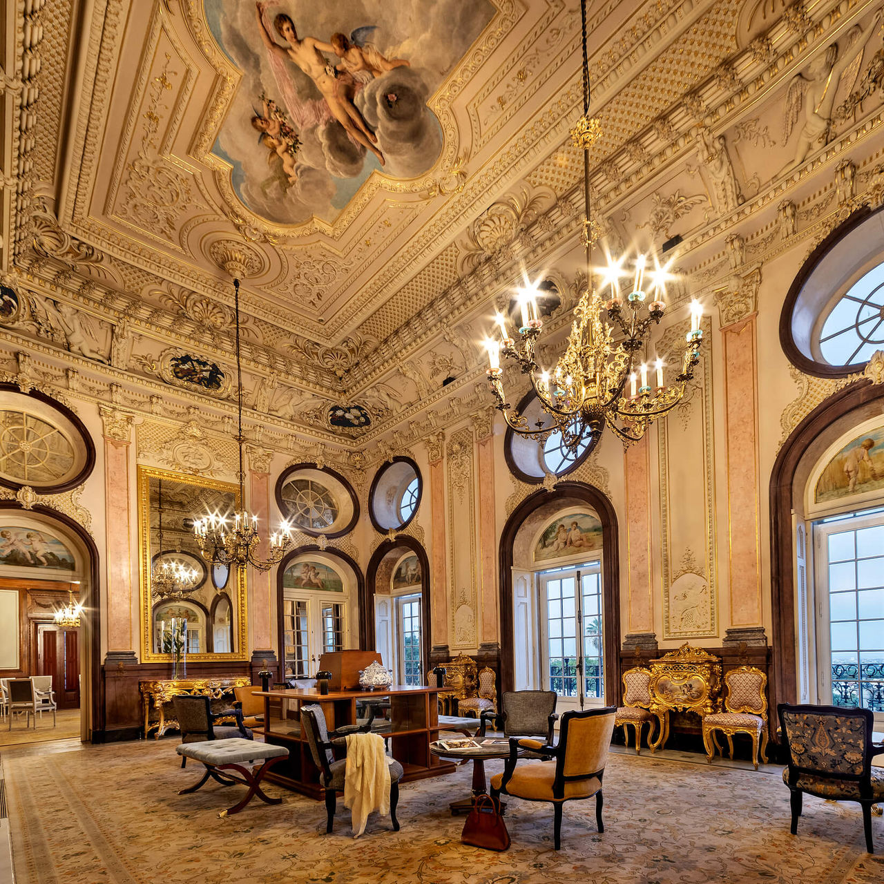 Sala de estar interior del hotel histórico en Faro con decoración palaciega donde puede descansar durante sus vacaciones