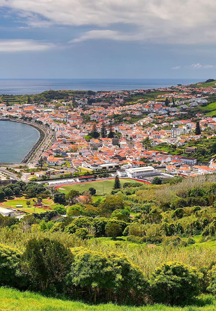 Vista de la ciudad de Horta, en la isla de Faial, Azores, con un puerto lleno de barcos y casas coloridas