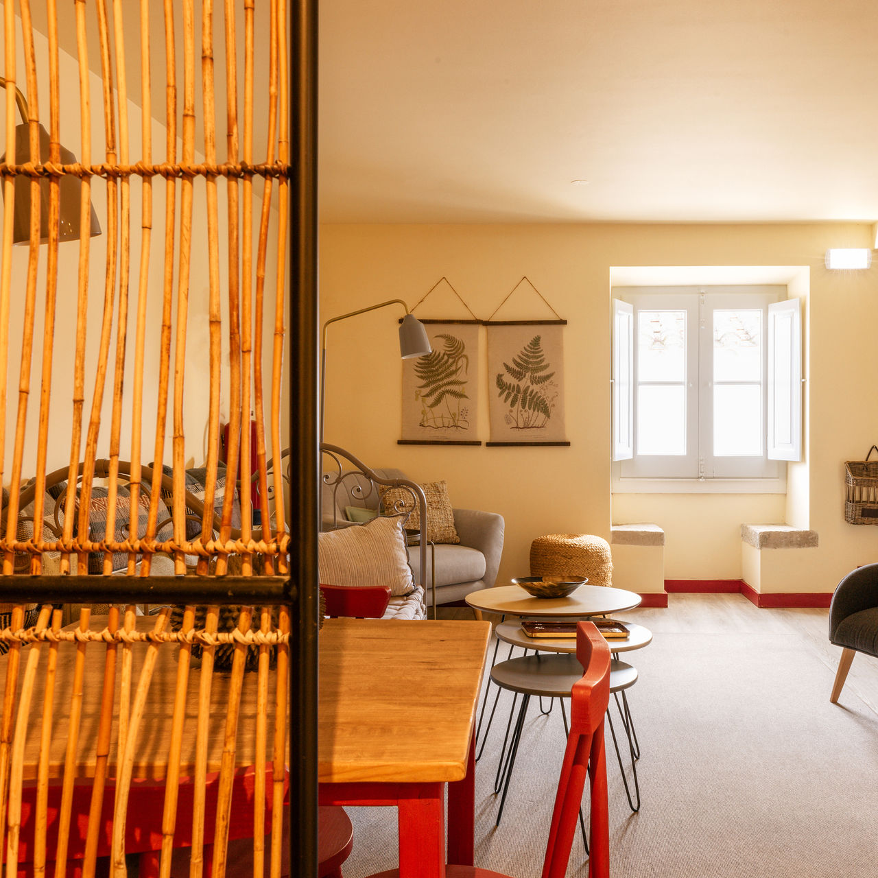 Sala de estar en la Casa Lidador - Óbidos, Hotel con Encanto en Óbidos, con sofás, sillas y una mesa de madera