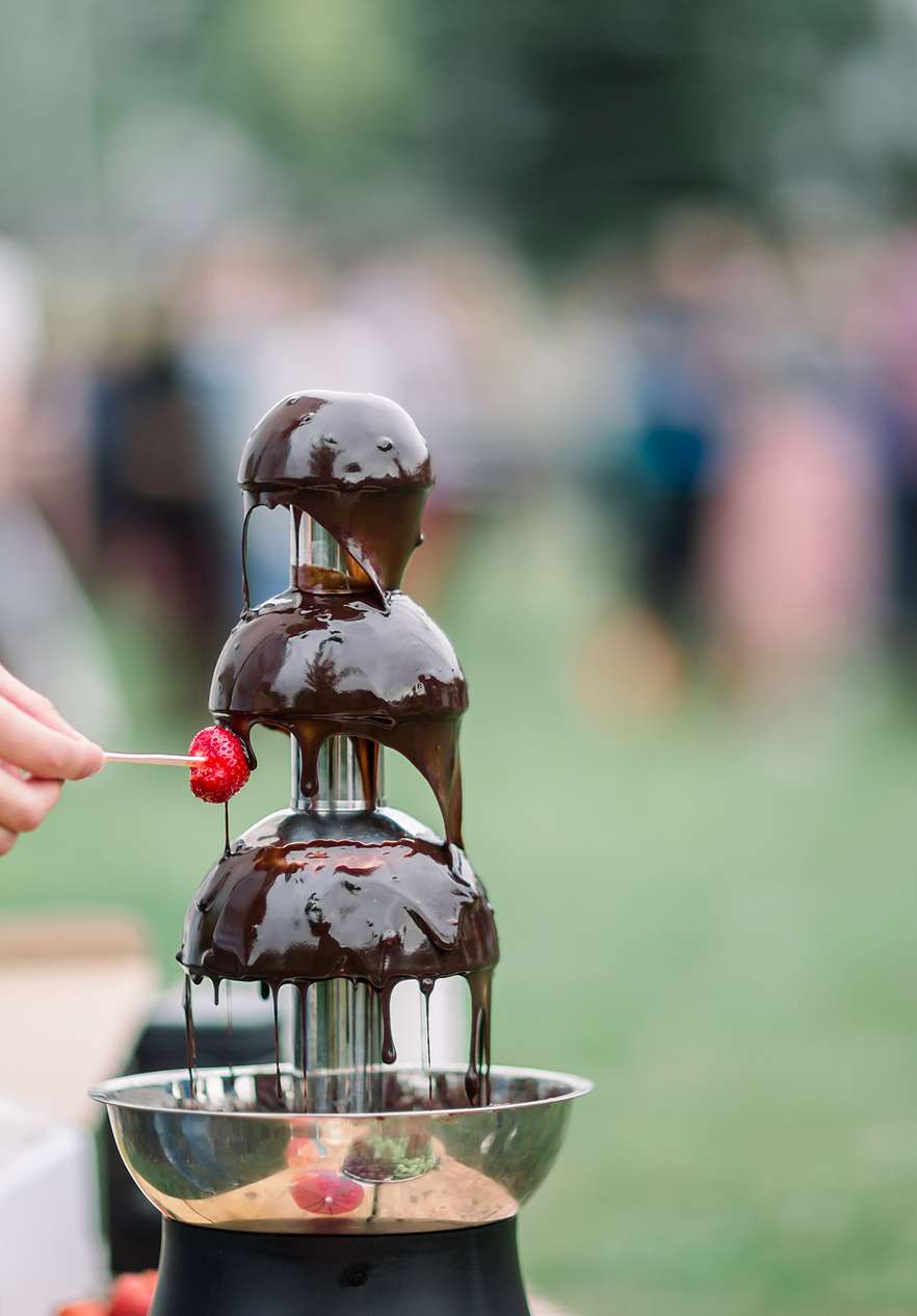 Fresa sumergida en fondue de chocolate, en el Festival del Chocolate de Óbidos