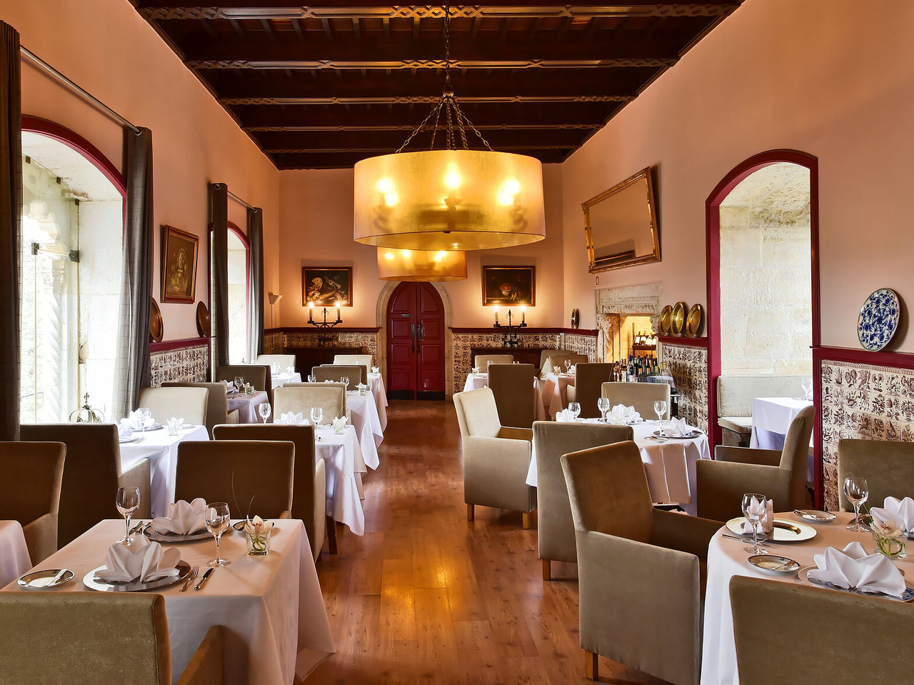 Restaurante de Pousada Vila Óbidos, Bed & Breakfast en Óbidos, con mesas elegantes y techo de madera