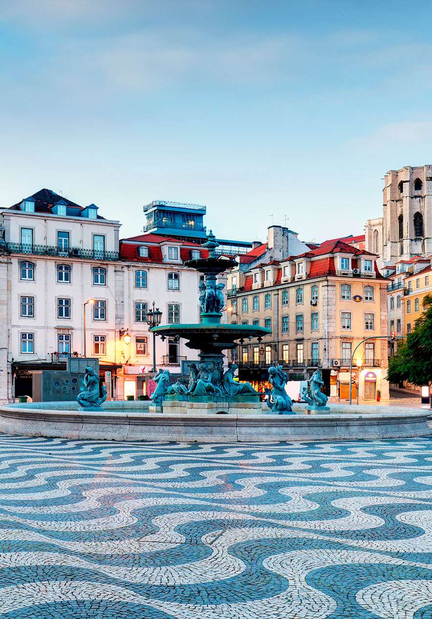 En una de las plazas principales de Lisboa, la Plaza del Rossio, descubre el corazón de la ciudad