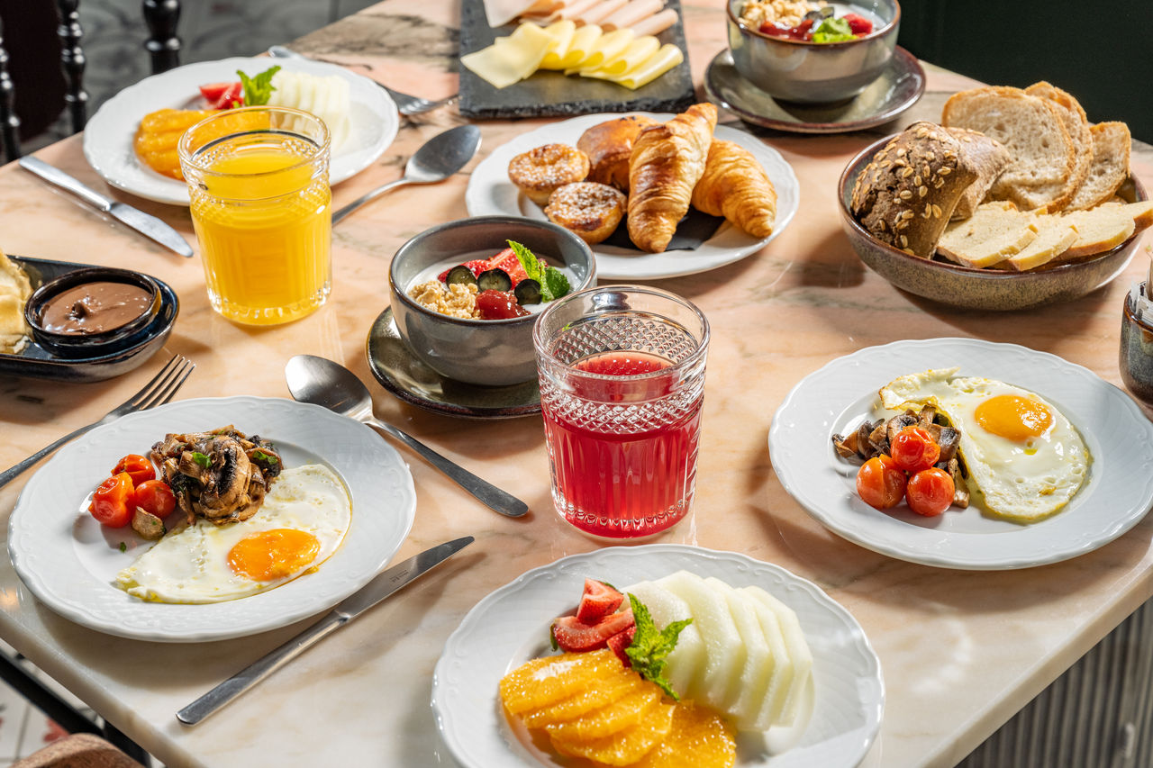 El bar Manifesto del hotel en el centro de Lisboa sirve desayunos deliciosos con pan, yogur, frutas, huevos y zumos