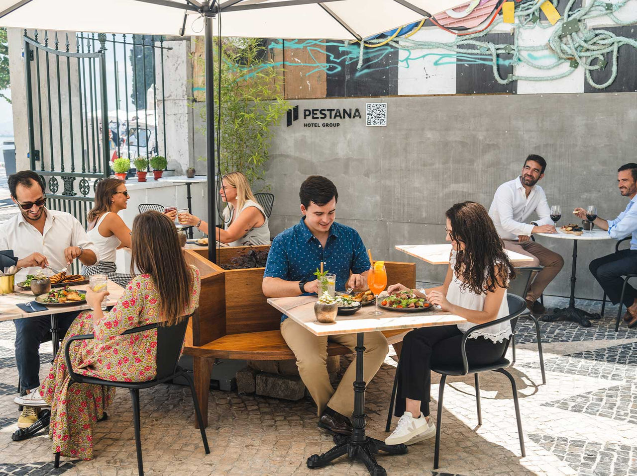 El restaurante Manifesto del hotel en el centro de Lisboa, tiene una terraza donde puedes comer en días soleados