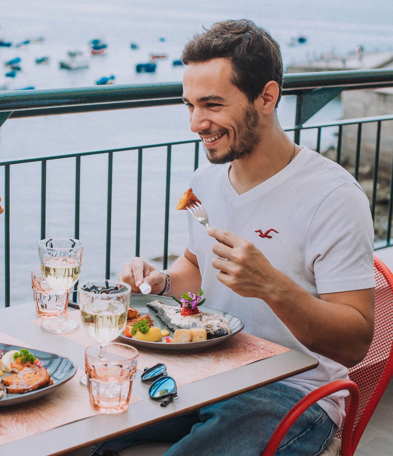 El restaurante Pier One Grill, en el Hotel Histórico de Câmara de Lobos, en Madeira, sirve platos de pescado con vista al mar