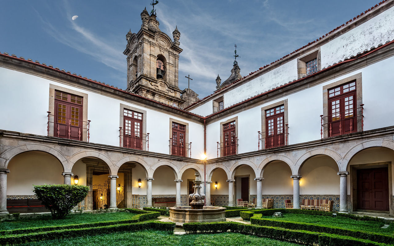Vista de la fachada del edificio de Pousada Mosteiro Guimarães, un hotel en el centro histórico de Guimarães