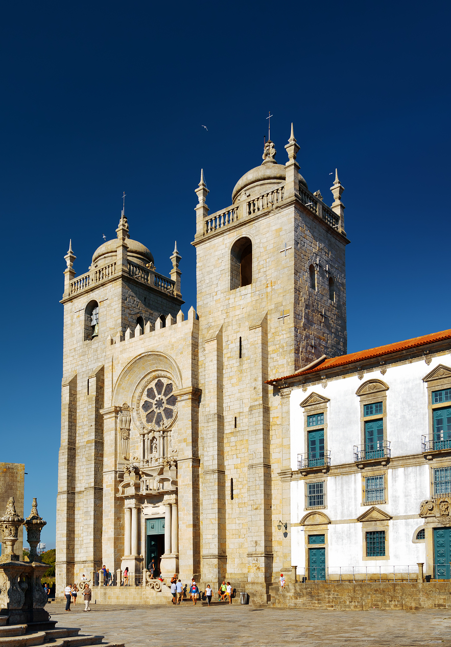 Hospédate en Pousada Porto y visita la Sé de Oporto, uno de los monumentos más antiguos del centro histórico
