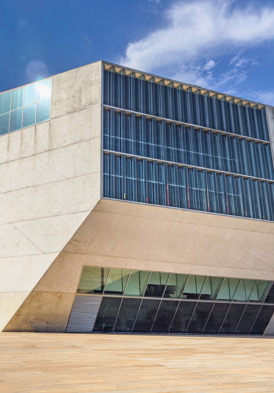 Hospédate en Pousada Porto y visita el icónico edificio de la Casa de la Música, con su forma peculiar y fachada