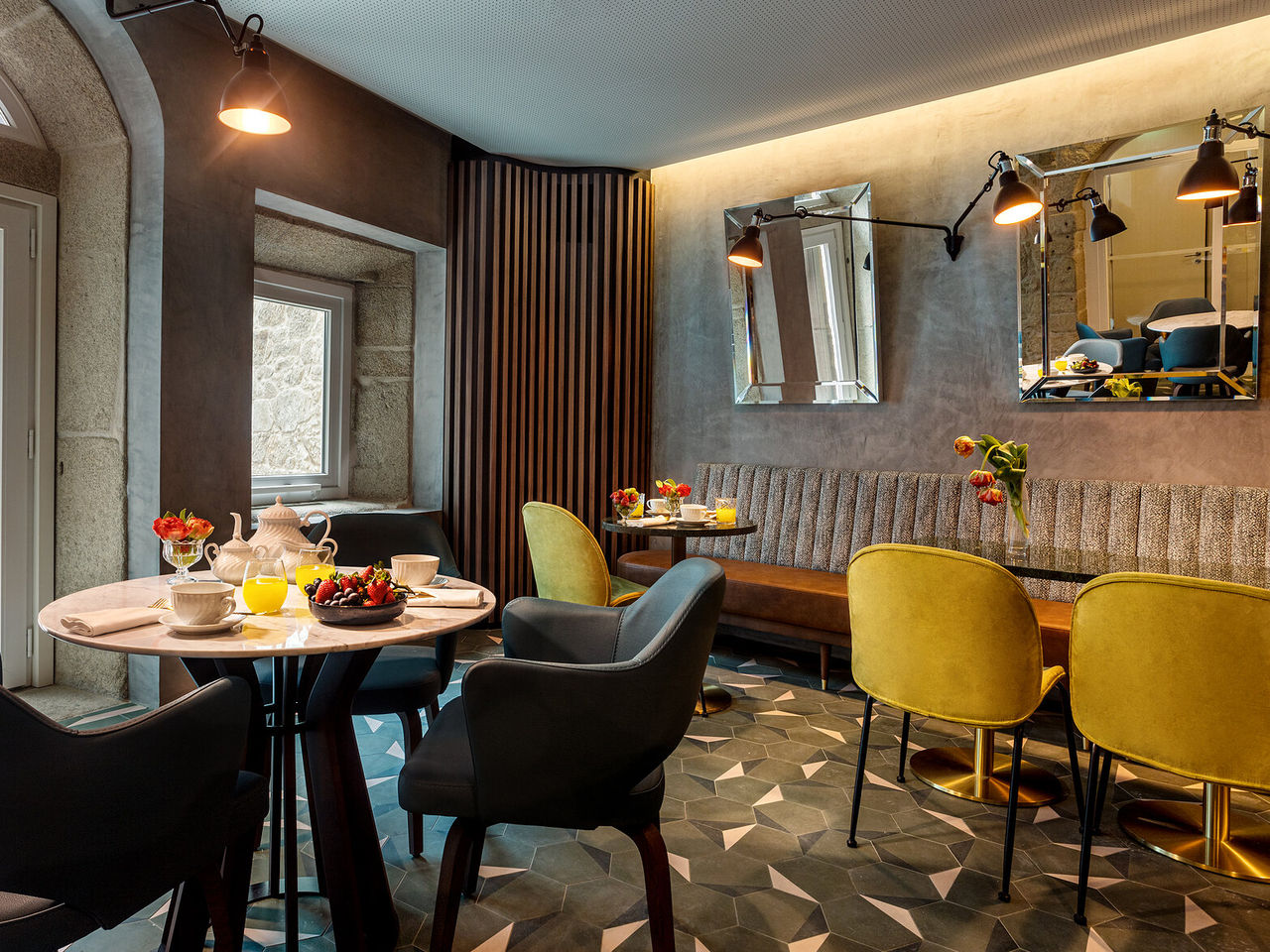 El restaurante P Gastro Bar del hotel en el centro histórico de Oporto, tiene sofás y sillones para las comidas