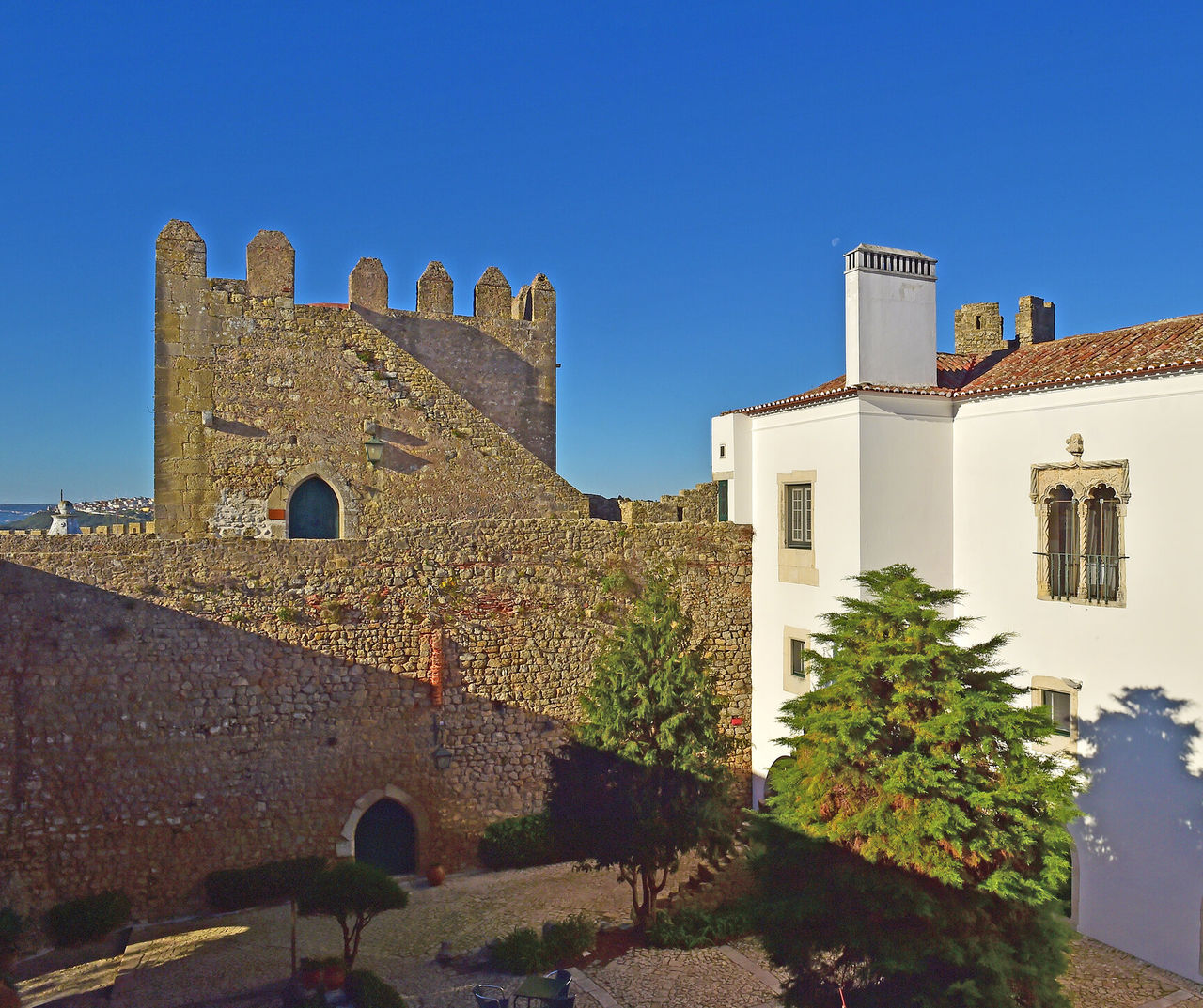 center-portugal hotel con vistas a murallas de piedra y edificio histórico blanco bajo cielo despejado