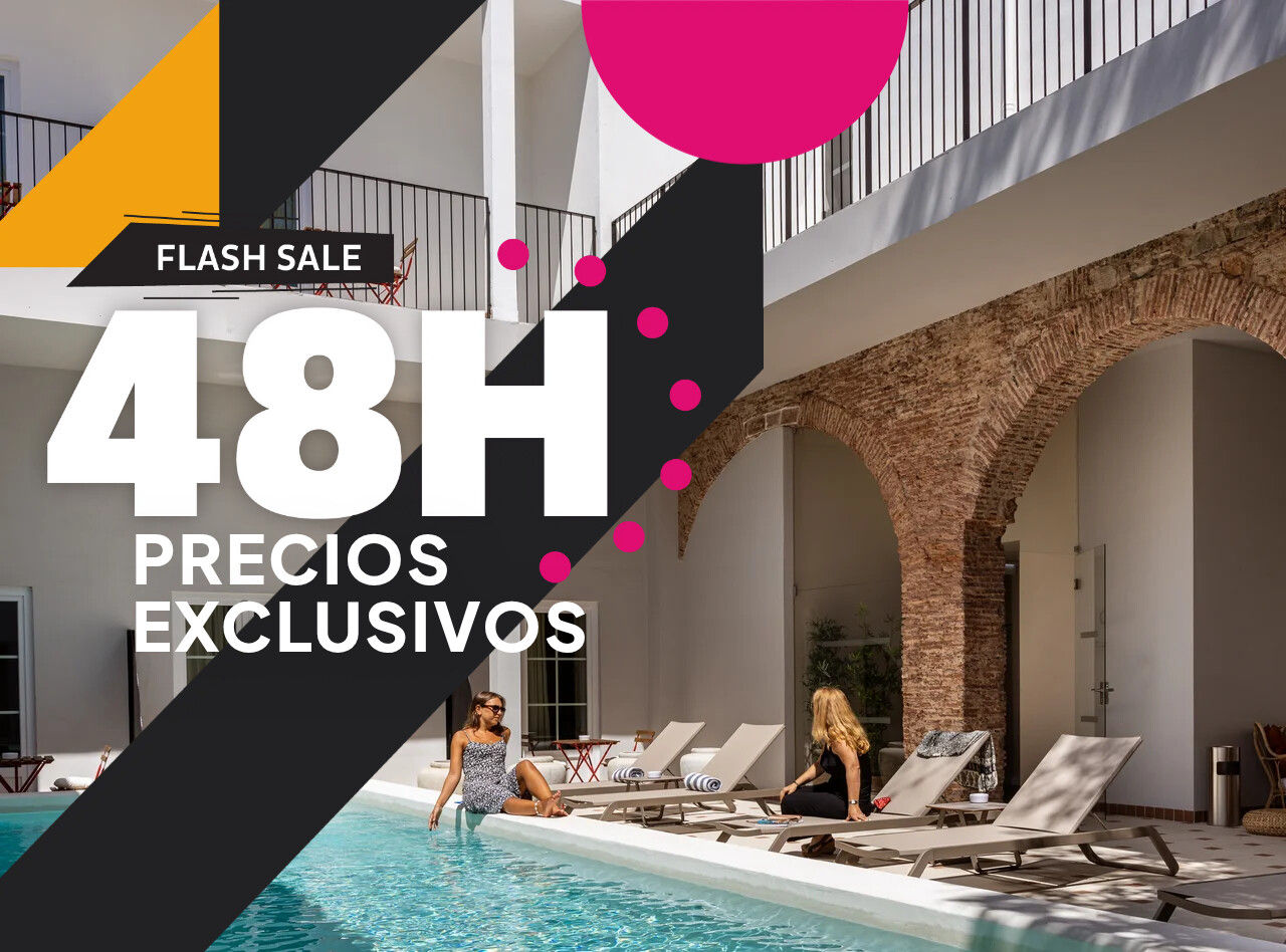 Interior con piscina cubierta, tumbonas y personas descansando bajo arcos de ladrillo con anuncio Flash Sale 48H