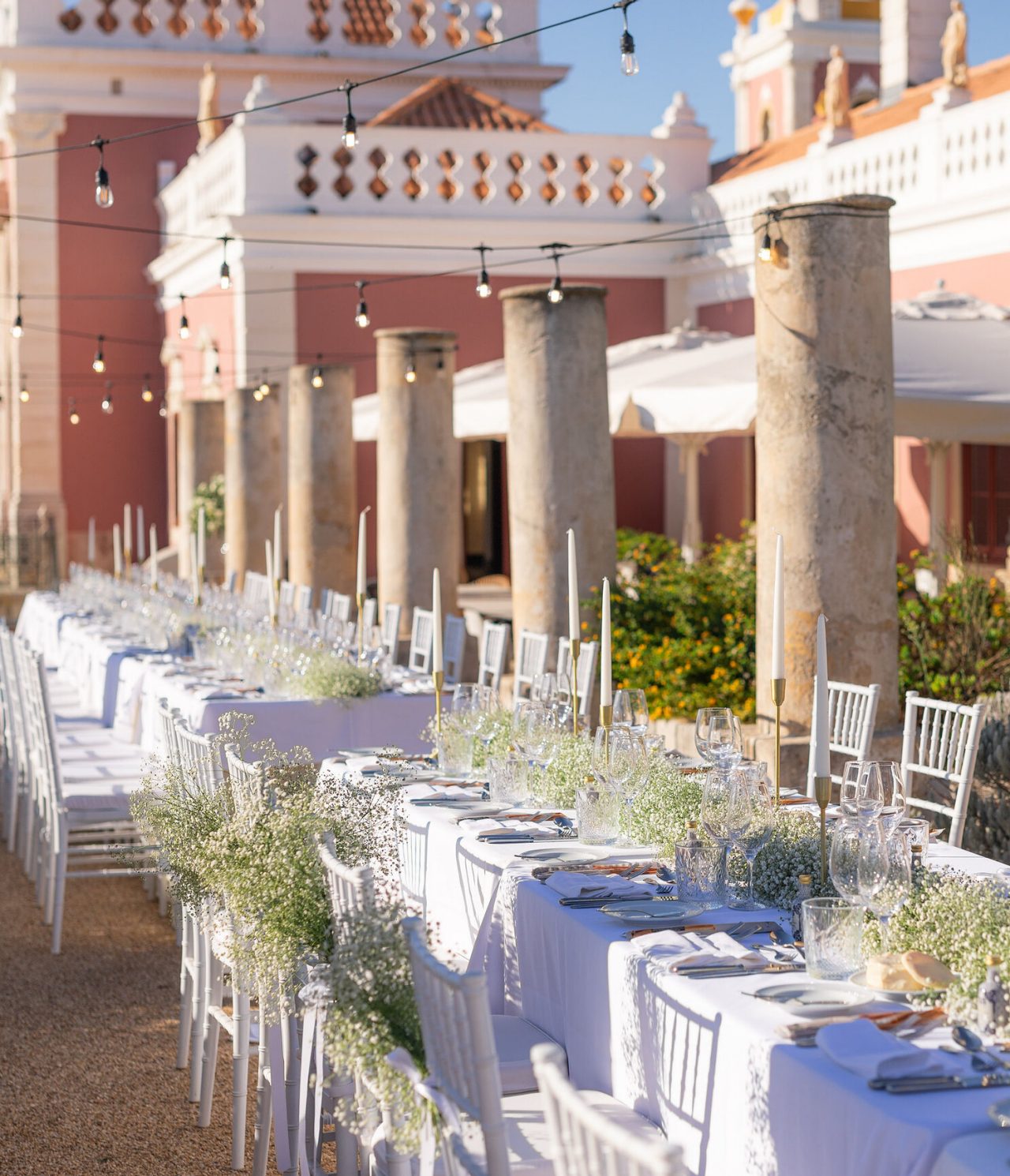 Realiza tu evento en Pousadas de Portugal, en espacios históricos con mesas con decoración elegante, a tu gusto