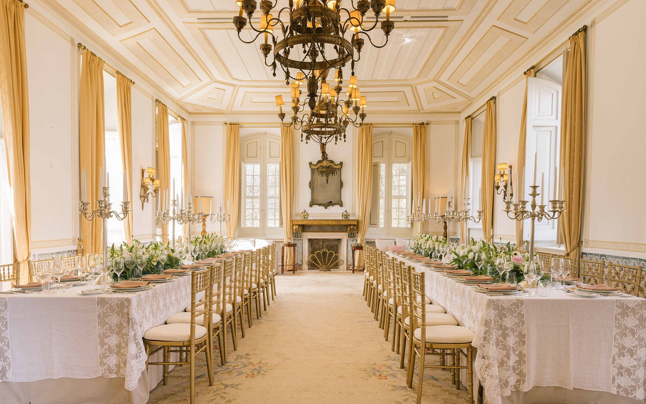 Sala histórica amplia para reuniones y conferencias en las Pousadas de Portugal, con decoración elegante y dos mesas largas
