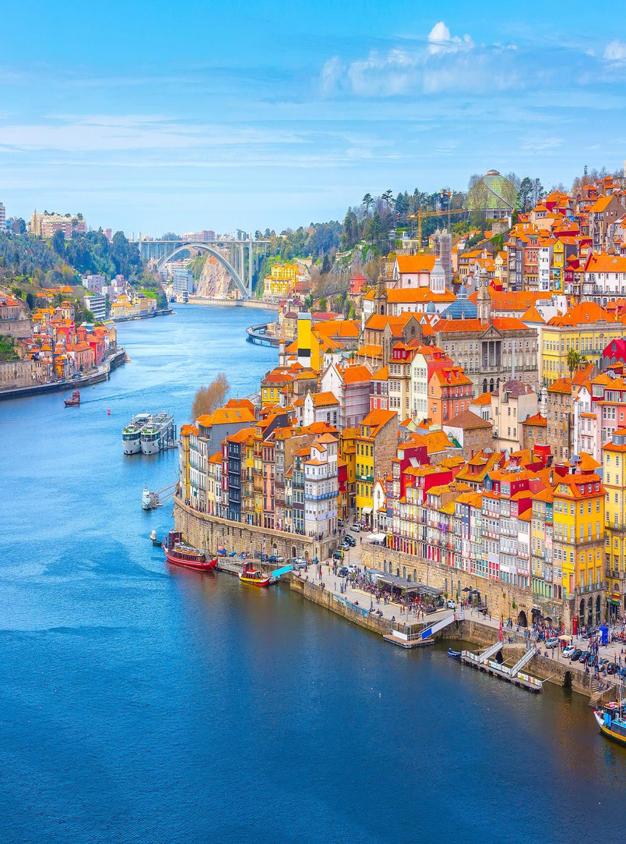 Des gens profitant de la vue de Ribeiro do Porto, le Douro et le pont Dom Luís I
