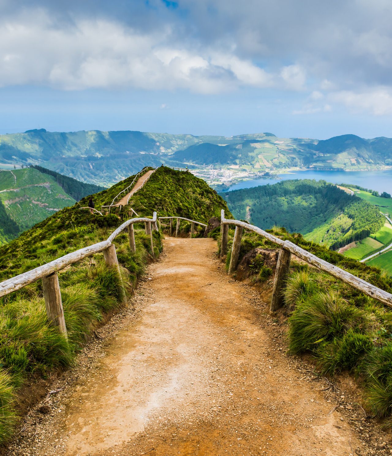 Sentier avec rampe en bois, avec vue panoramique sur le lagon des Sete Cidades à São Miguel, Açores