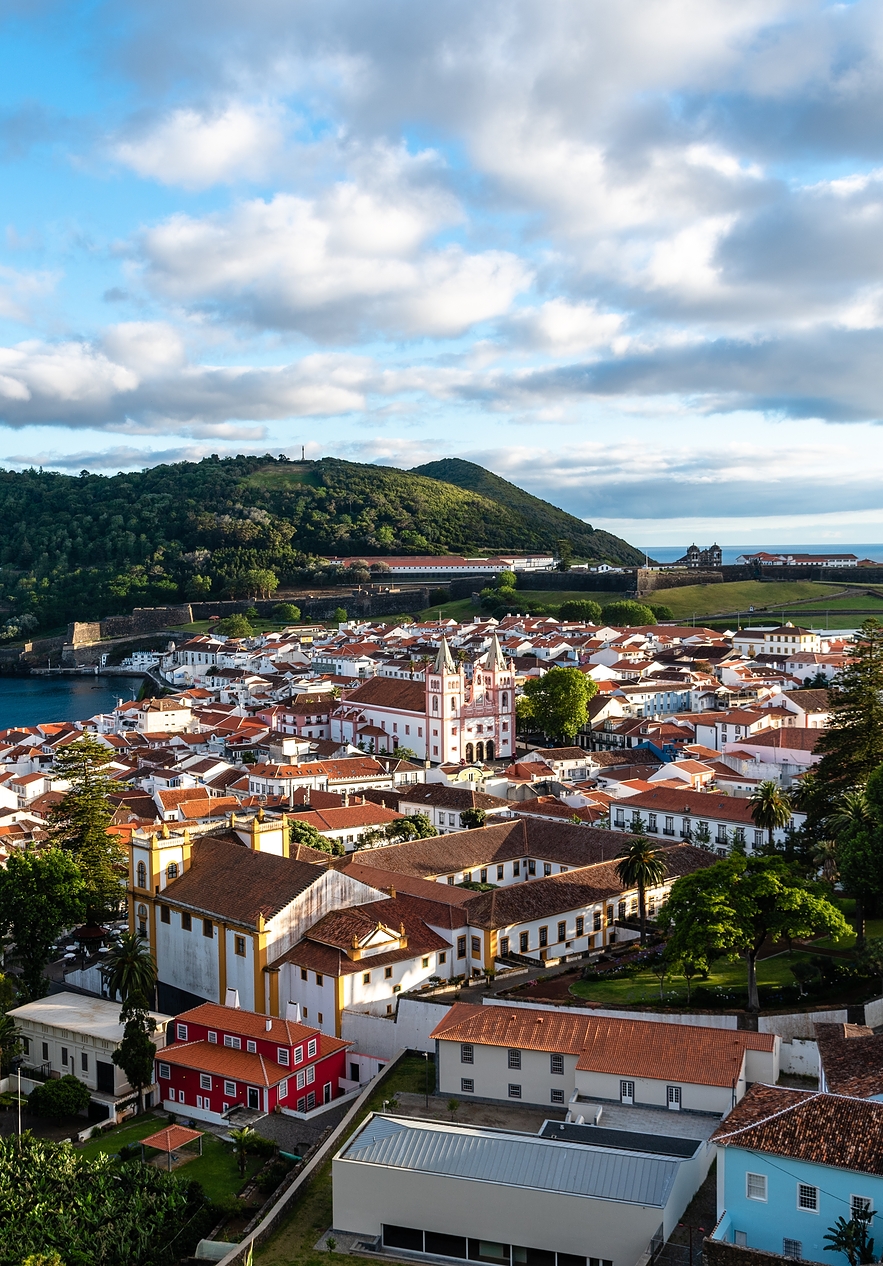 Vue aérienne du centre historique d'Angra do Heroísmo, avec ses rues pavées et ses bâtiments historiques
