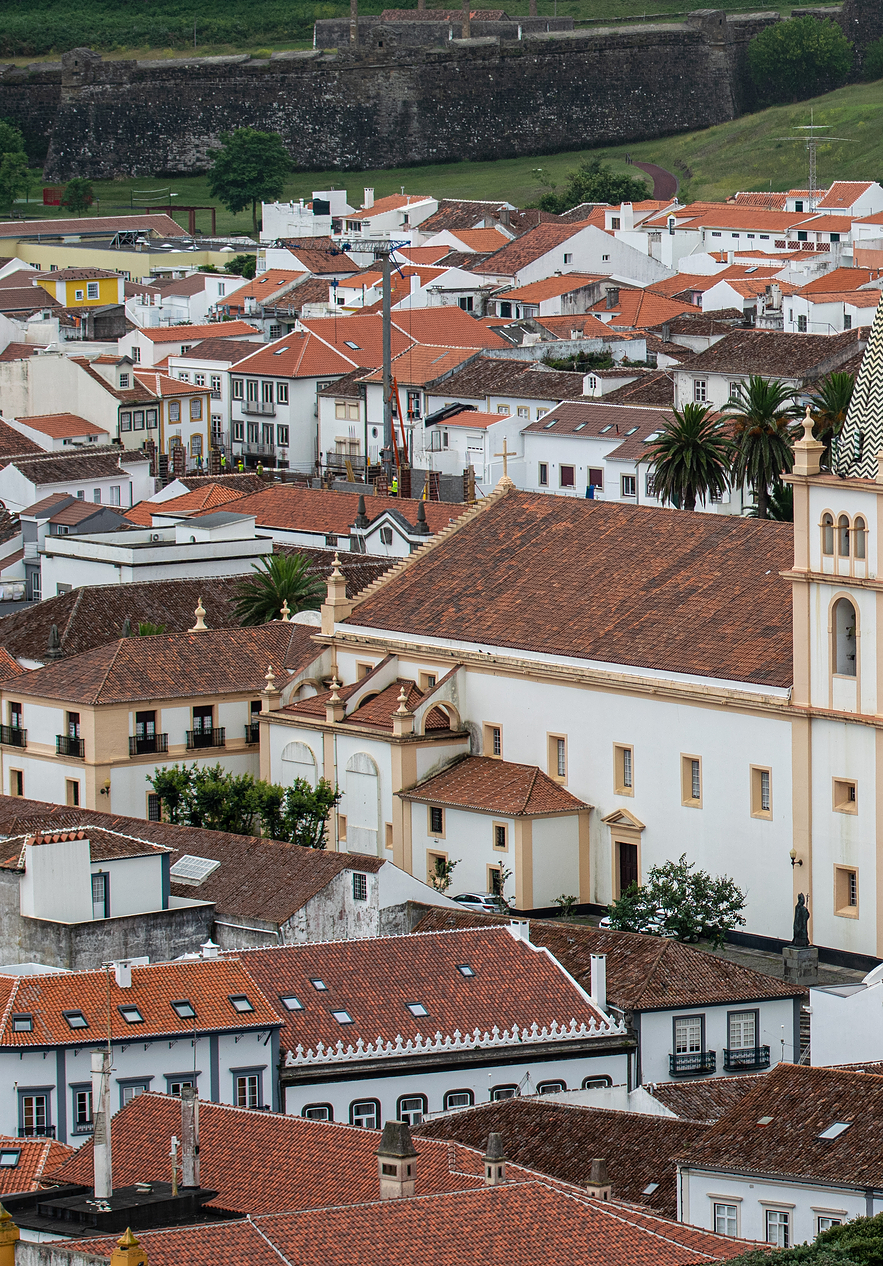 La Sé Cathédrale d'Angra do Heroísmo, temple imposant du XVIe siècle, connue pour son architecture maniériste