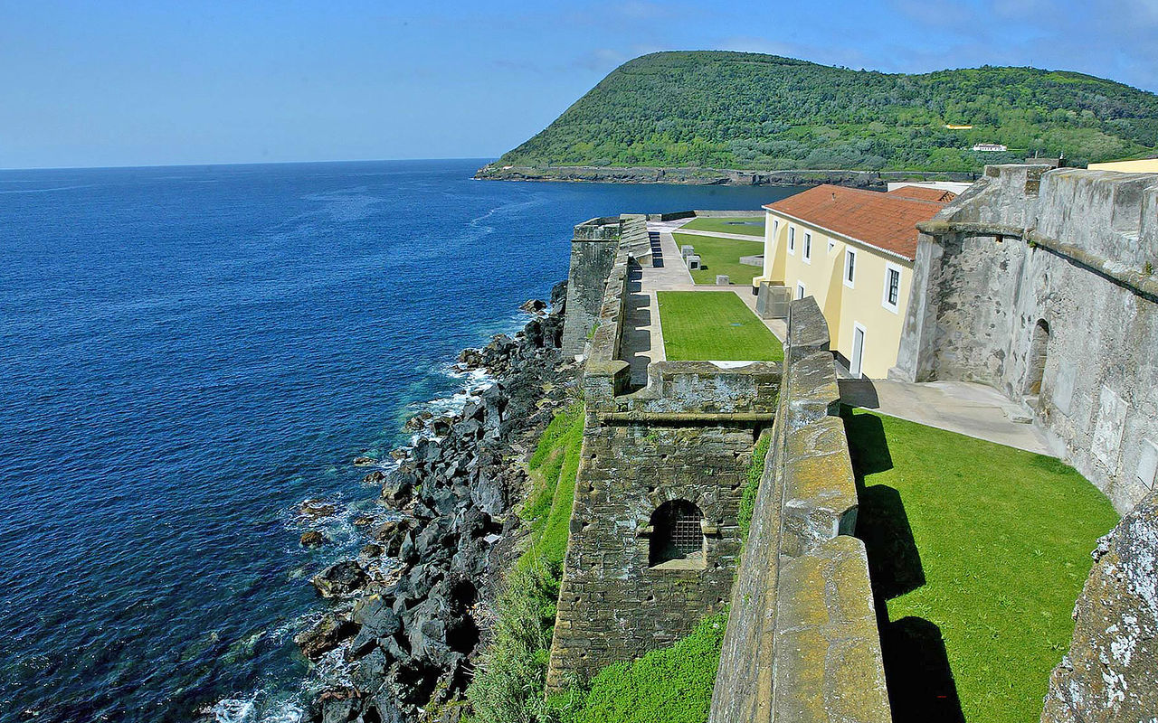 Vue aérienne de la Pousada Forte Angra do Heroísmo, un hôtel de charme historique sur l'île Terceira aux Açores