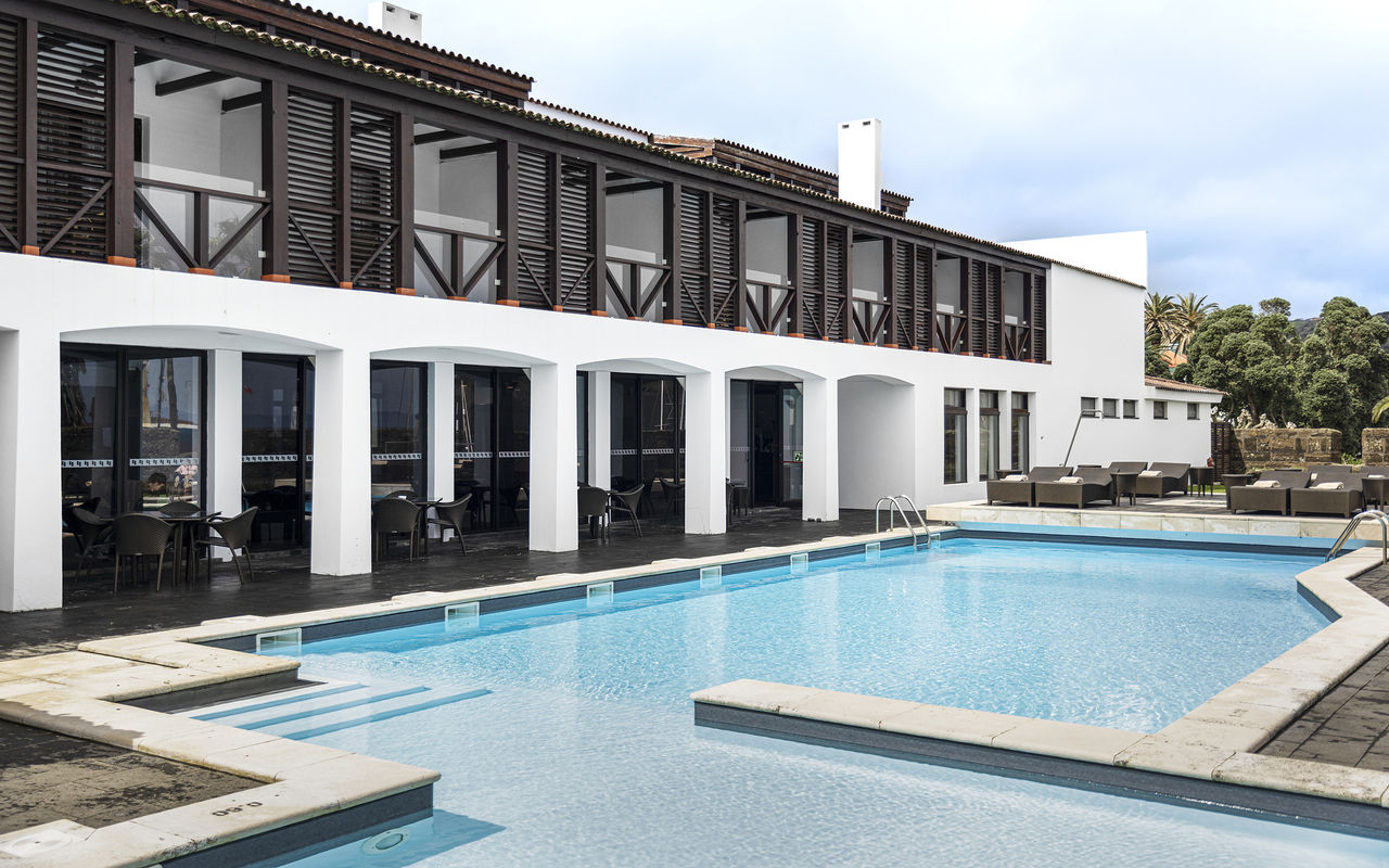 Vue extérieure de la Pousada Forte Horta, avec piscine extérieure et balcons des chambres donnant sur la piscine