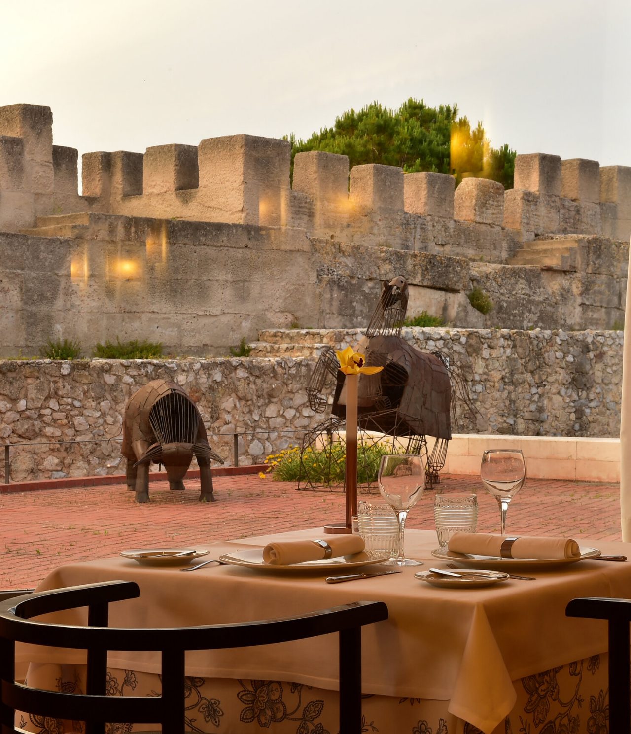 Le restaurant Sado, de l'Hôtel Historique à Alcácer do Sal, a une terrasse avec vue sur la muraille