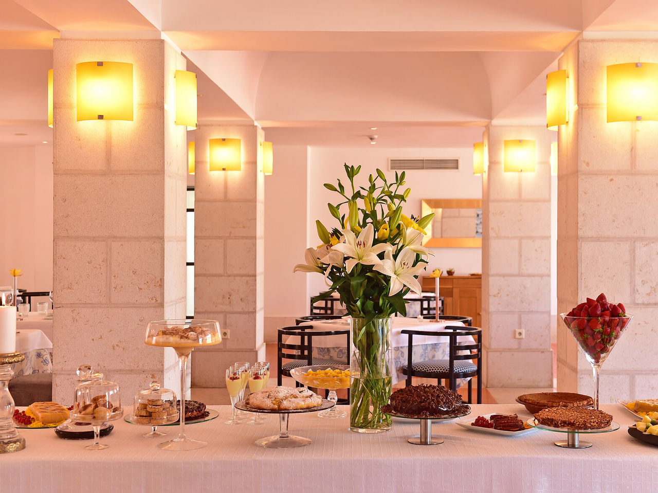 Le restaurant Sado, de l'Hôtel Historique à Alcácer do Sal, a une table de buffet avec des desserts