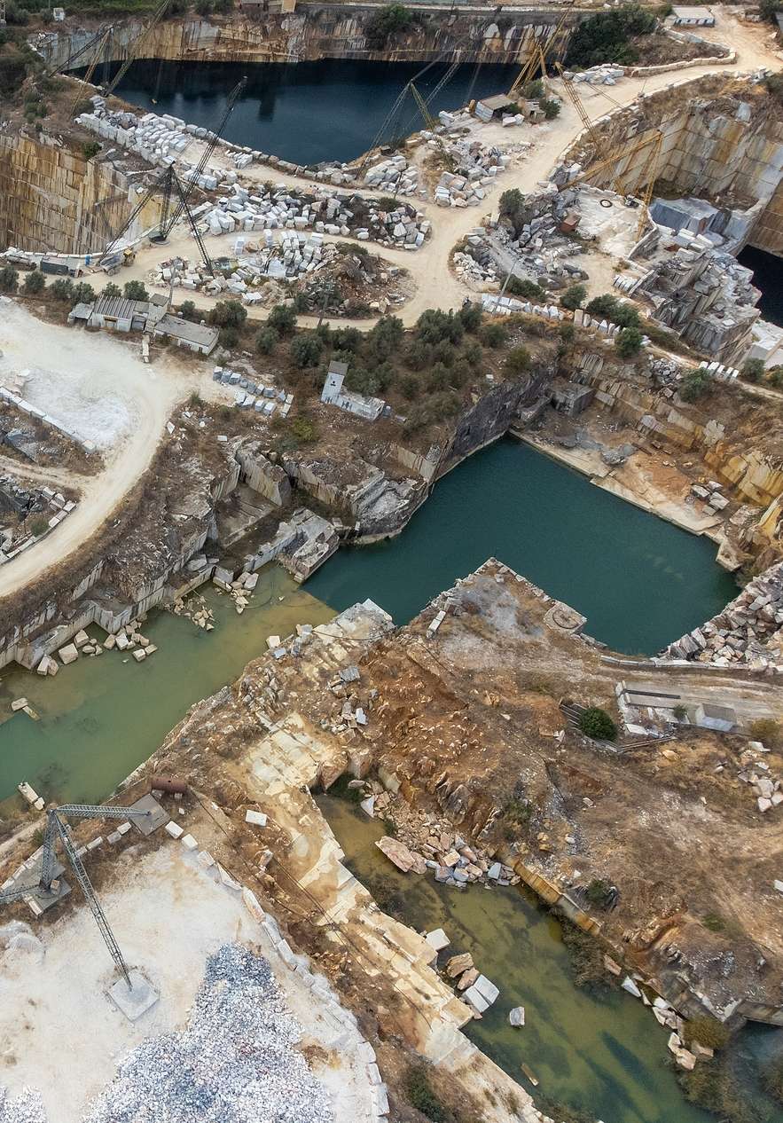 Vue aérienne d'une carrière près de Vila Viçosa, avec de l'eau au milieu des pierres