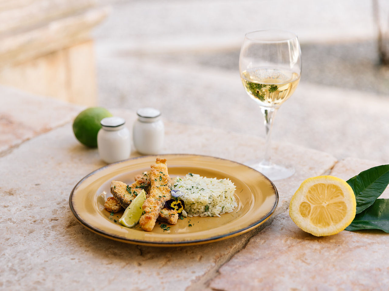 Le restaurant Antigo Refeitório, de l'Hôtel Historique à Vila Viçosa, a un plat de filets de poisson avec riz