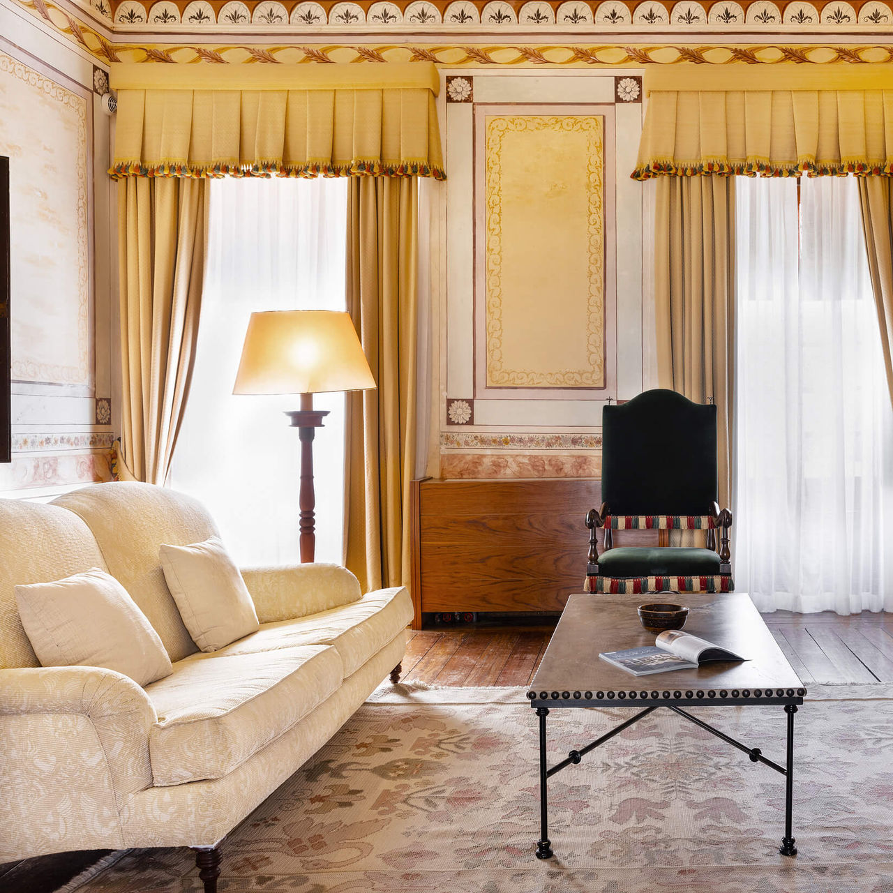 La Suite Spéciale de la Pousada Convento Vila Viçosa dispose d’une salle de bain avec baignoire, lavabo, miroir et serviettes