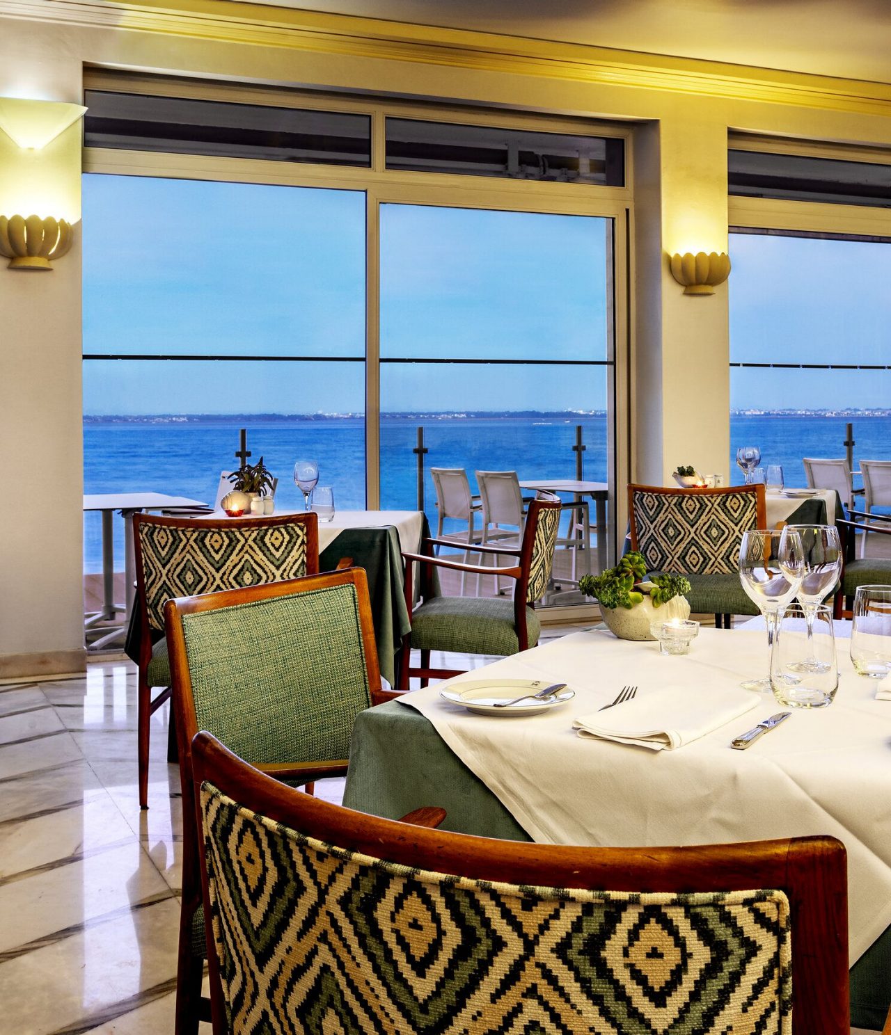 Le restaurant Buzios, de l'Hôtel de Charme à Aveiro, a un grand espace, tables et chaises avec vue sur la Ria