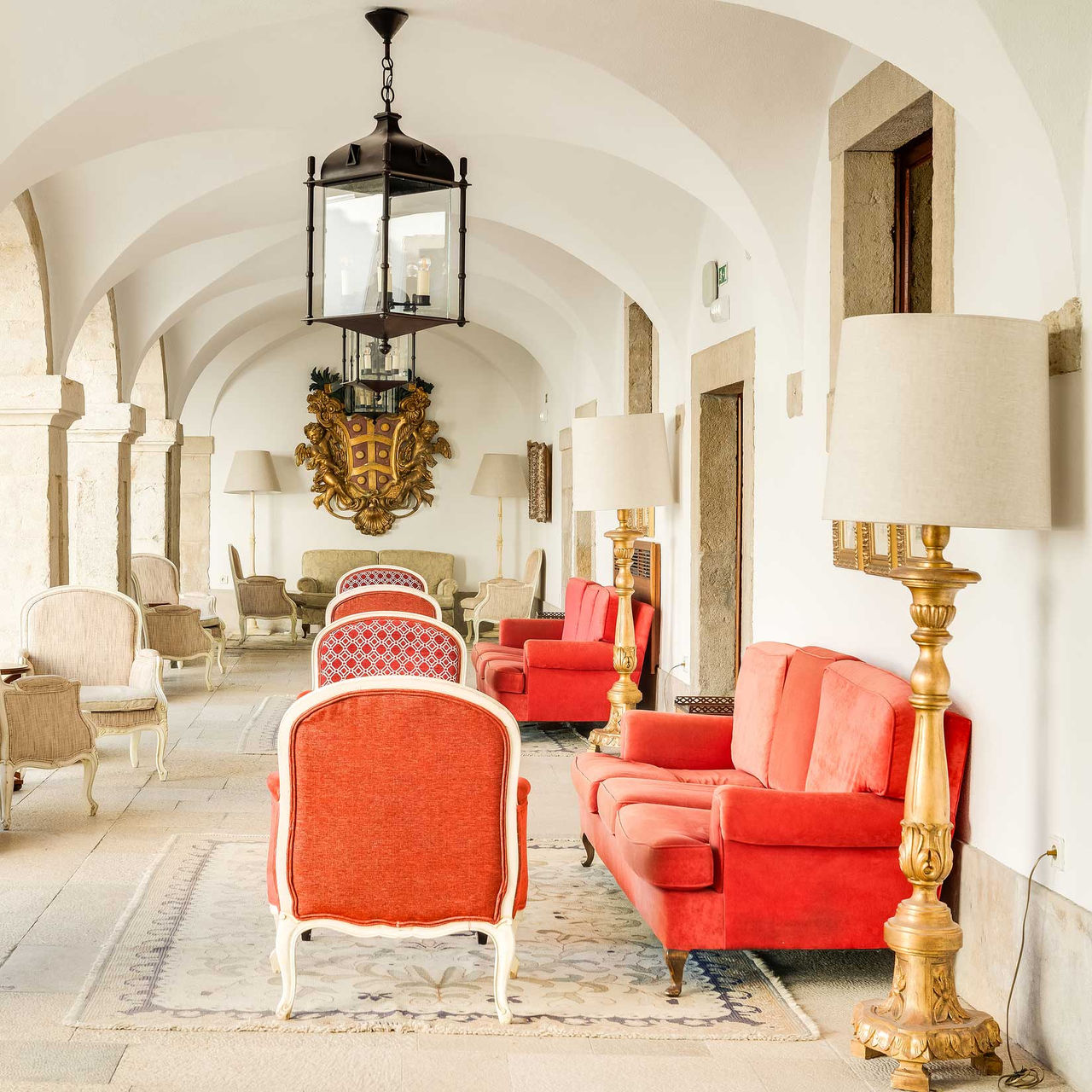 Pousada Castelo Palmela, Hôtel à Palmela présentant un salon voûté avec fauteuils rouges et lanternes