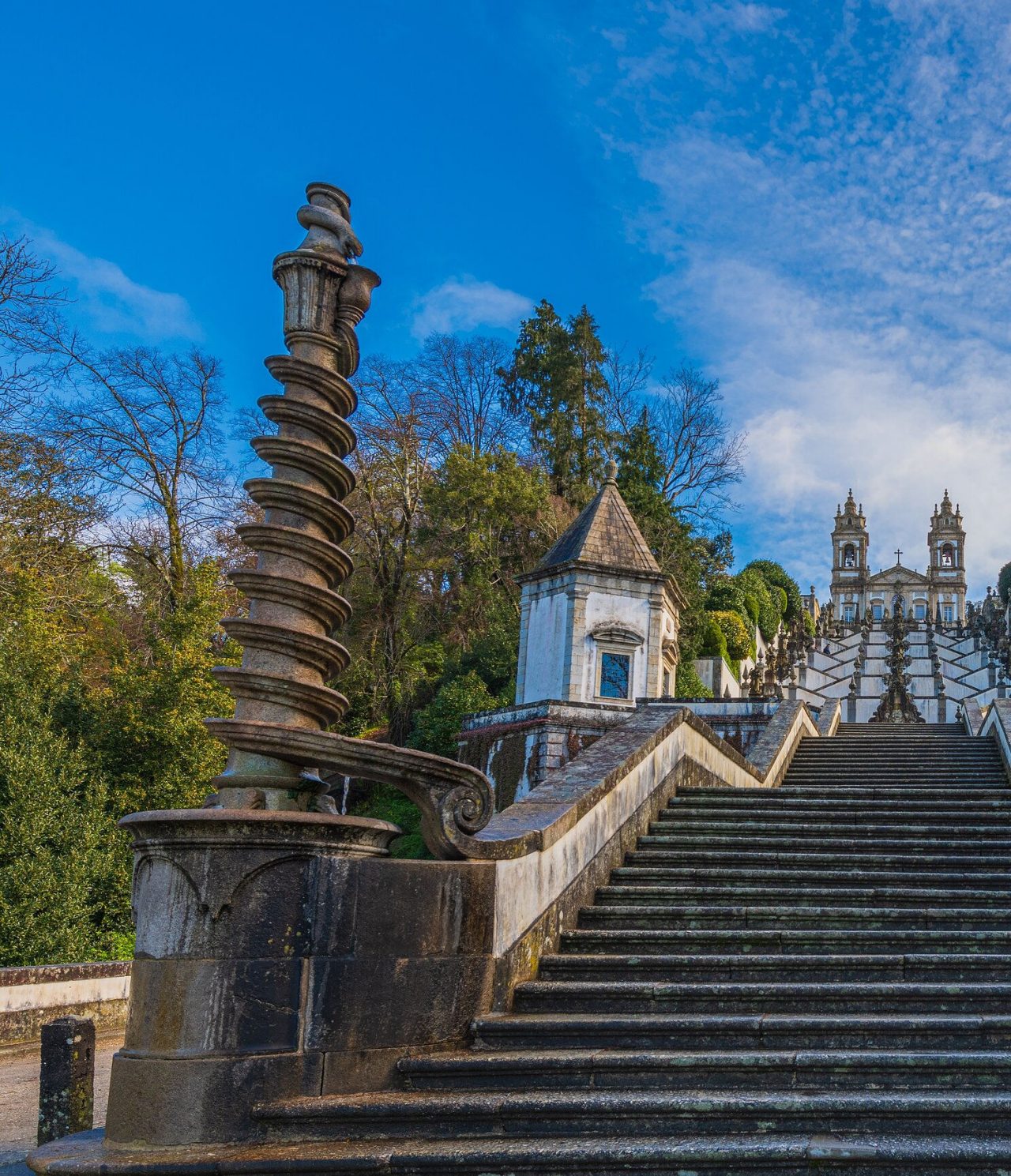 Vue de face de l'escalier et du Sanctuaire de Bom Jesus, avec la façade principale de l'église au sommet