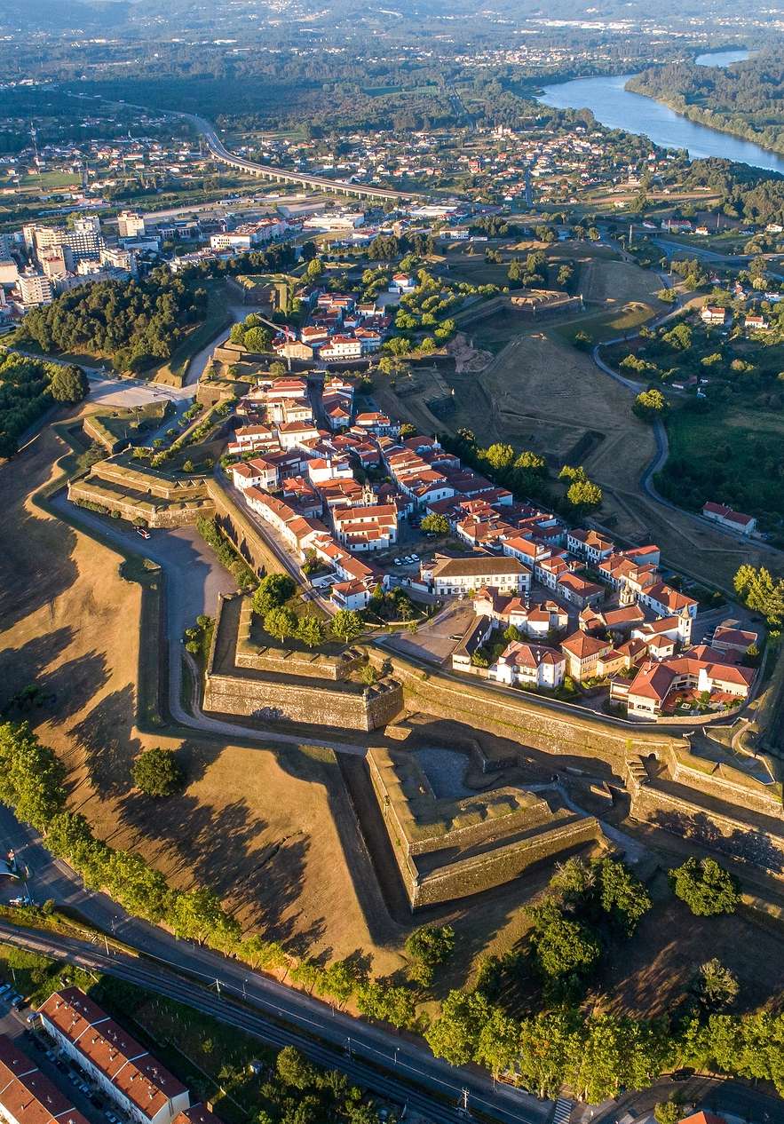Vue aérienne de la forteresse de Valença, avec la Pousada et d'autres bâtiments, et le fleuve Minho au fond