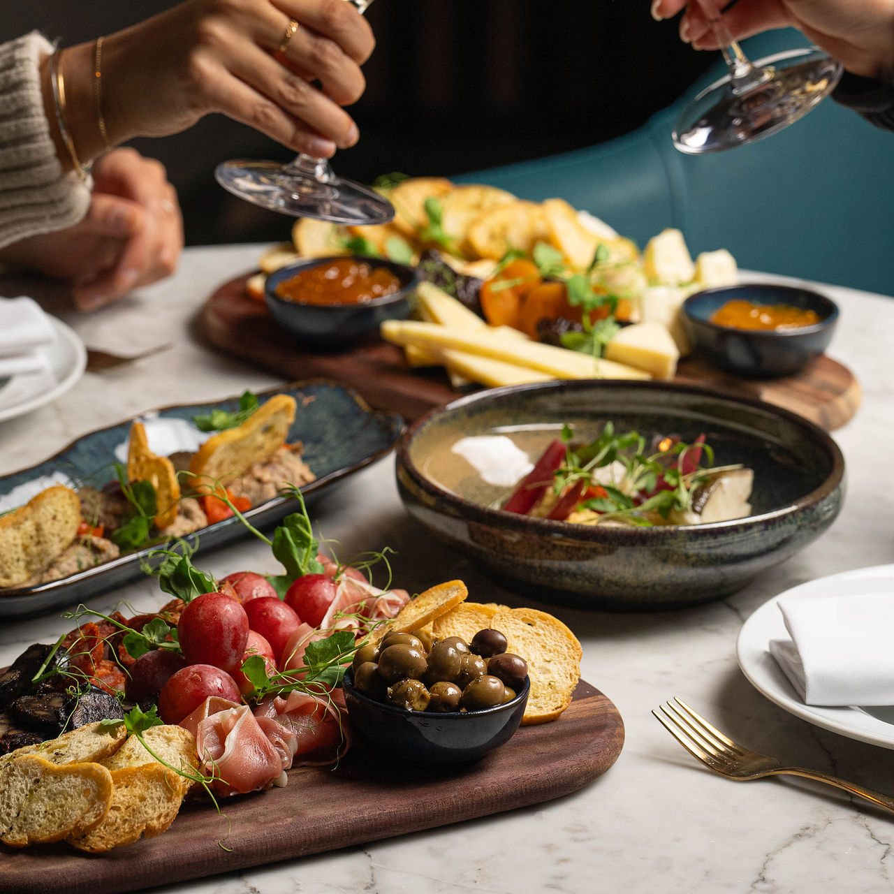 Repas à Porto - Rua das Flores, planche de charcuterie, fruits, olives, fromage et vin