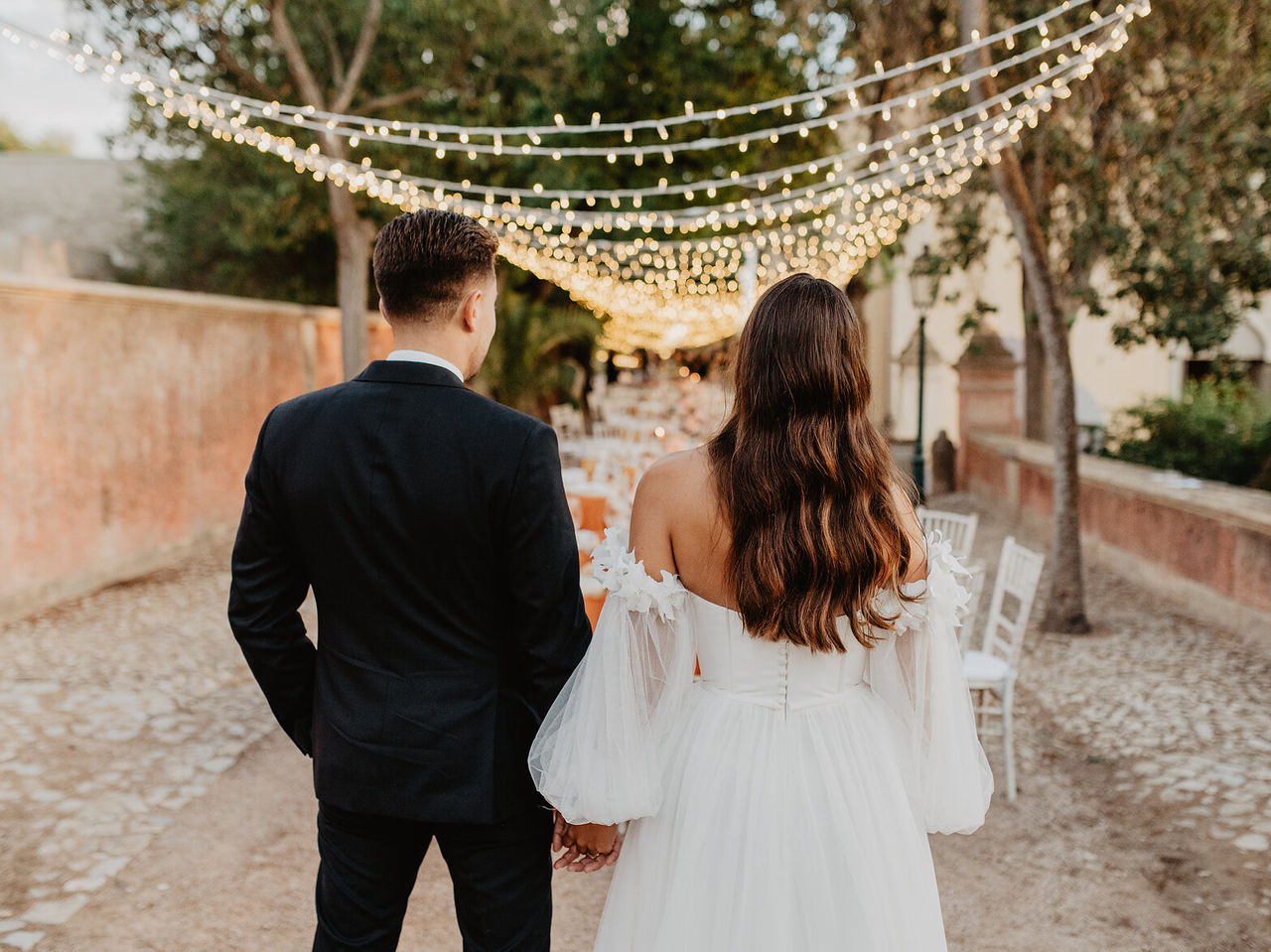 Les jeunes mariés célèbrent leur mariage aux Pousadas de Portugal, dans des lieux historiques en plein air avec une décoration personnalisée