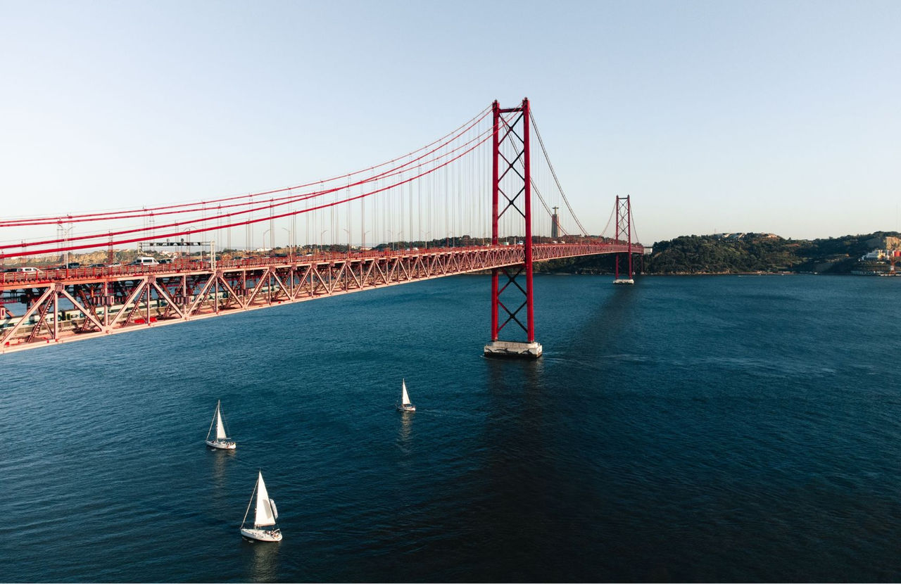Panoramisch uitzicht op de stad Lissabon, met de rivier de Tejo, verschillende boten en de 25 Aprilbrug