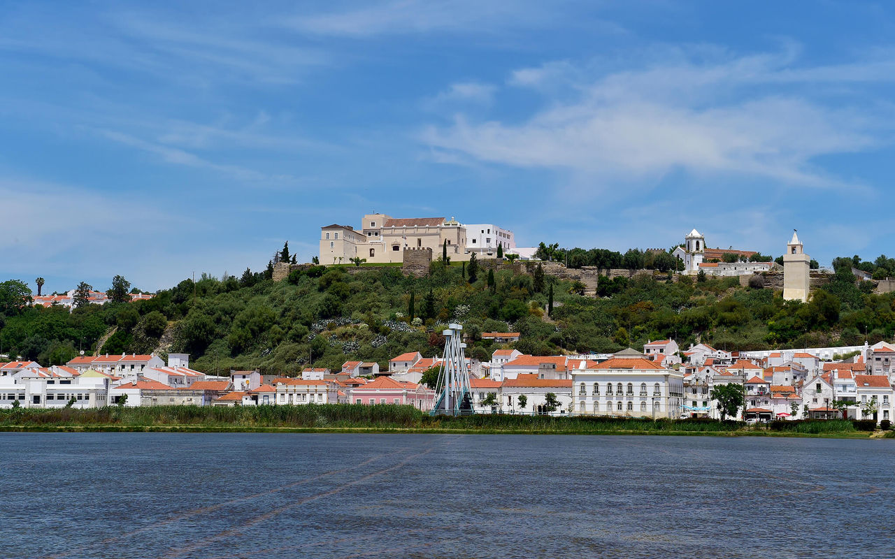 Buitenaanzicht van de Pousada Castelo Alcácer do Sal, met vegetatie eromheen