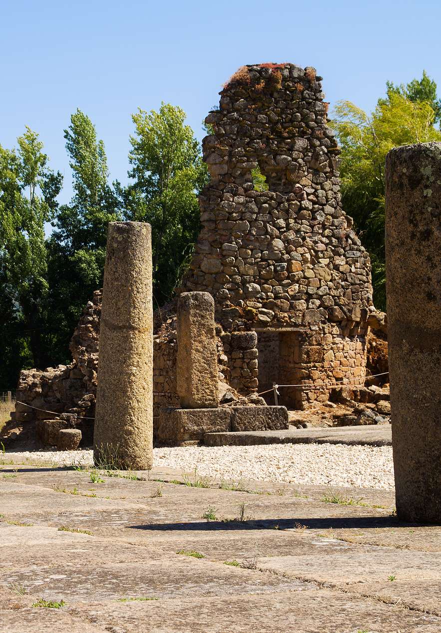 De Romeinse stad Ammaia in het park Serra de São Mamede, met stenen ruïnes