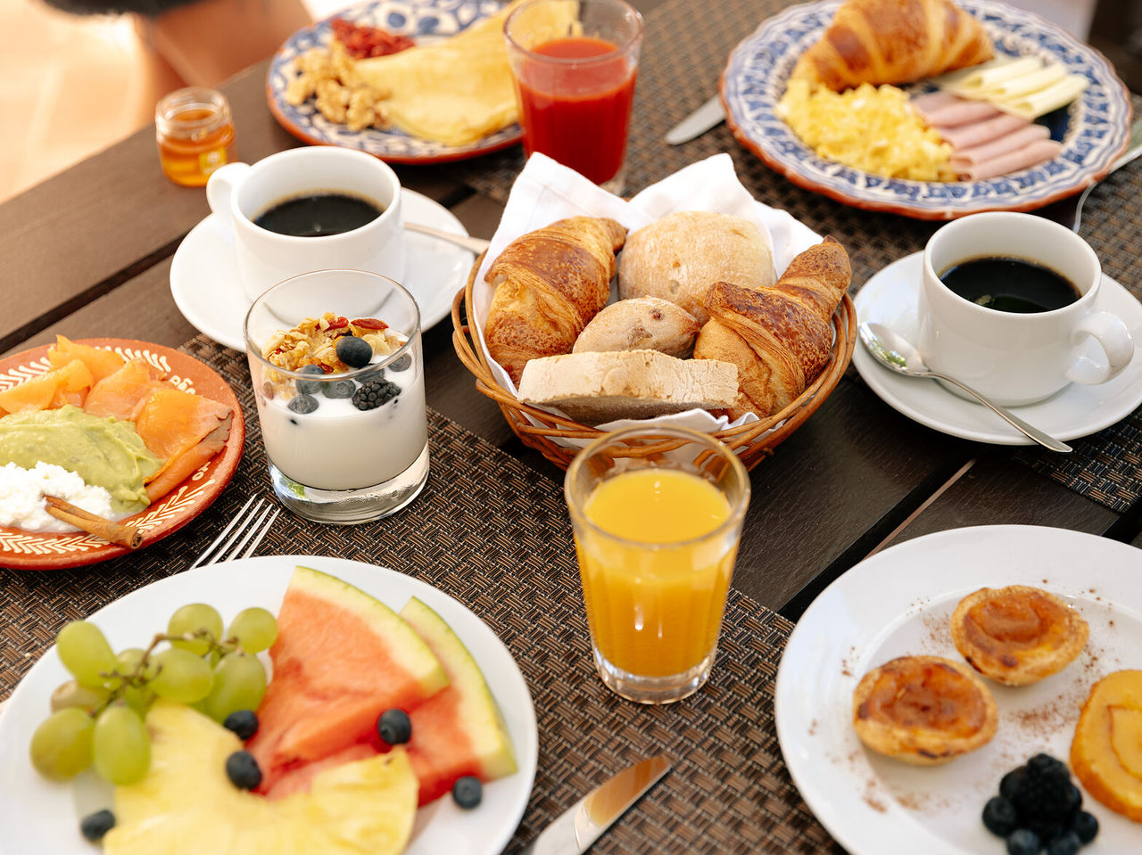 Het restaurant D Carlos, van het Historische Hotel in Vila Viçosa, heeft ontbijt met brood en verschillende soorten fruit