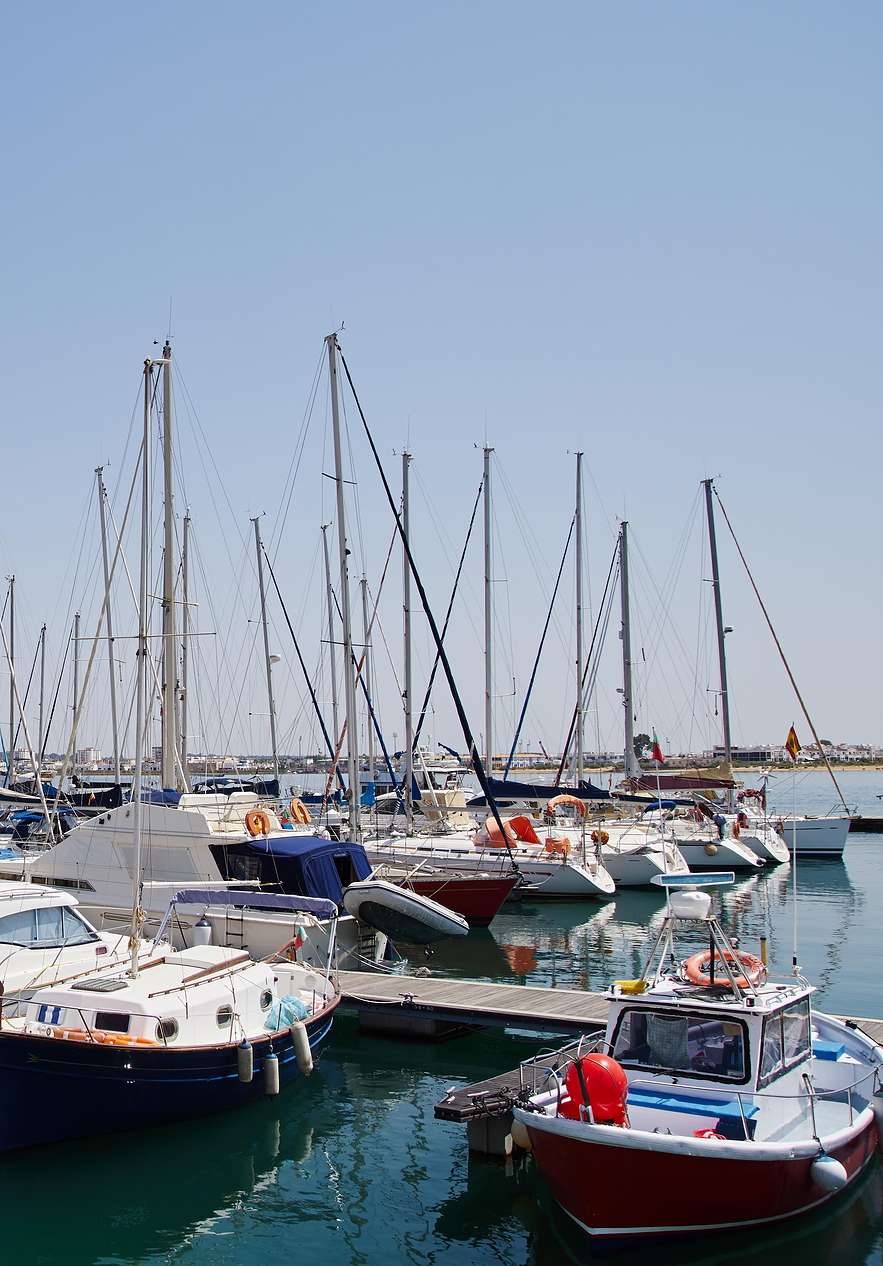 Jachthaven van Vila Real de Santo António met boten in verschillende maten en kleuren