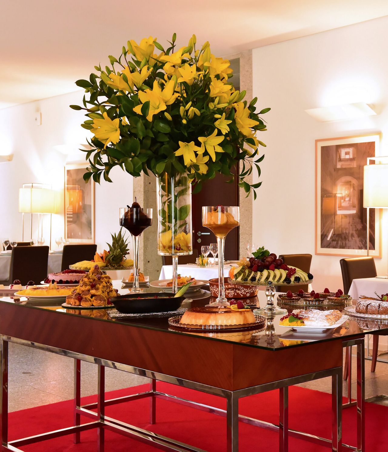 Het restaurant Viriato, van het Historische Hotel, heeft een buffet met typische Portugese desserts zoals Pudim abade Priscos