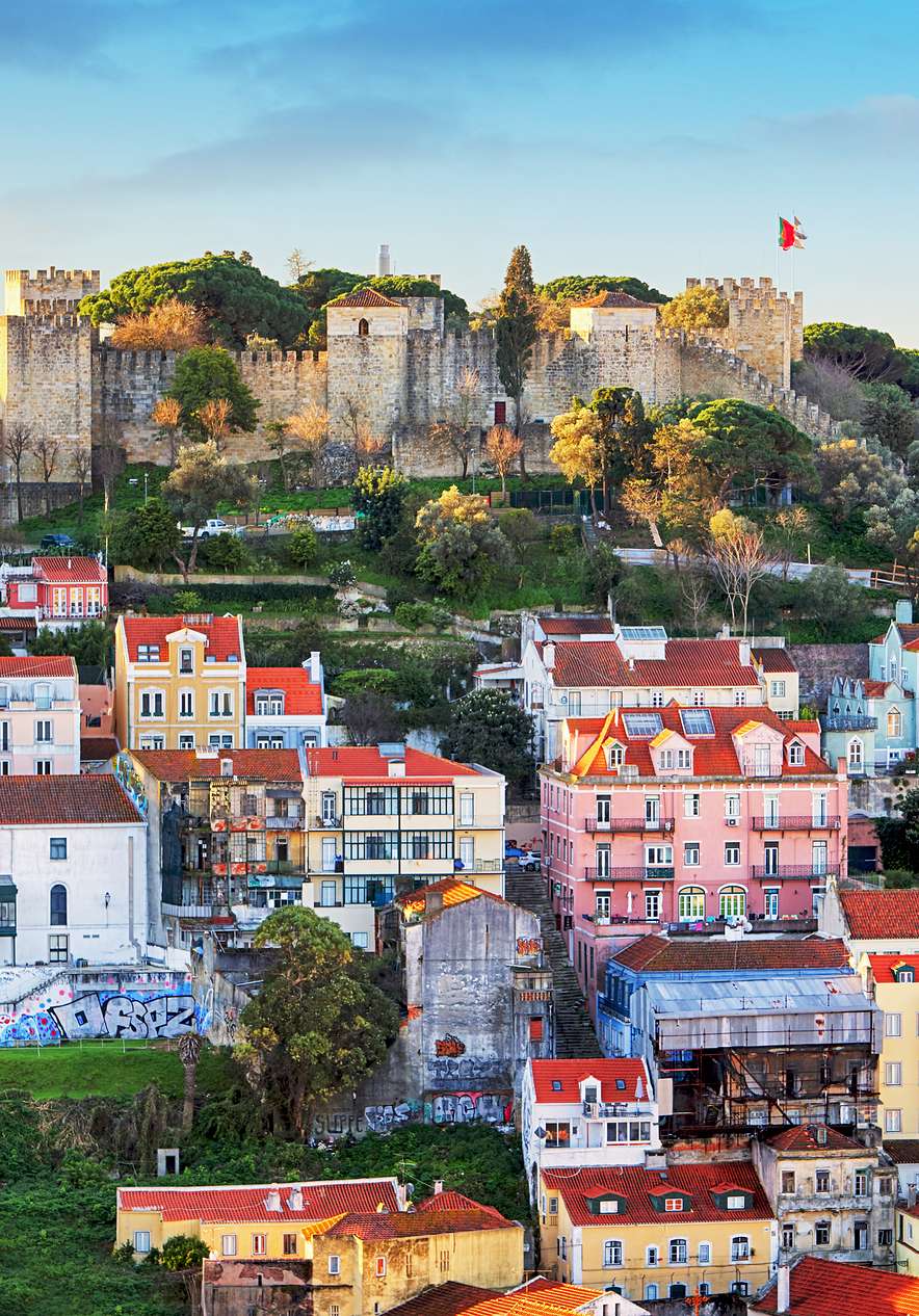 Kasteel boven kleurrijke daken nabij Pousada Queluz, Historisch Hotel in Queluz met uitzicht op Lissabon