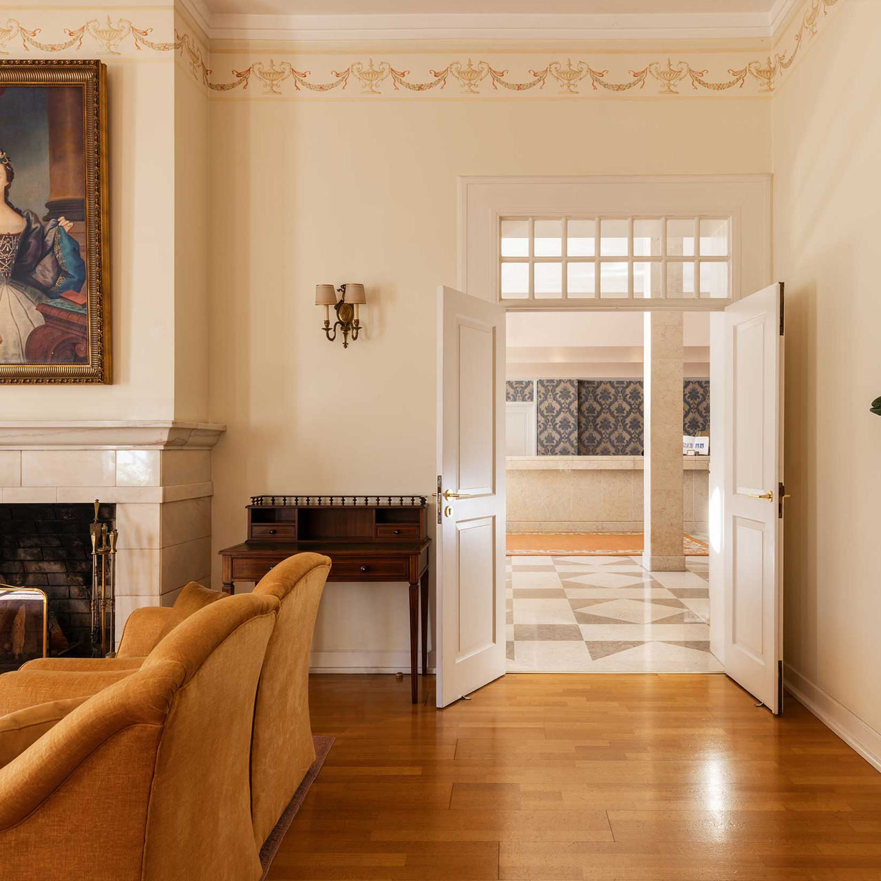 Bar van de Pousada Palácio Queluz, tegenover de receptie, waar een open haard en banken zijn zodat gasten kunnen ontspannen.