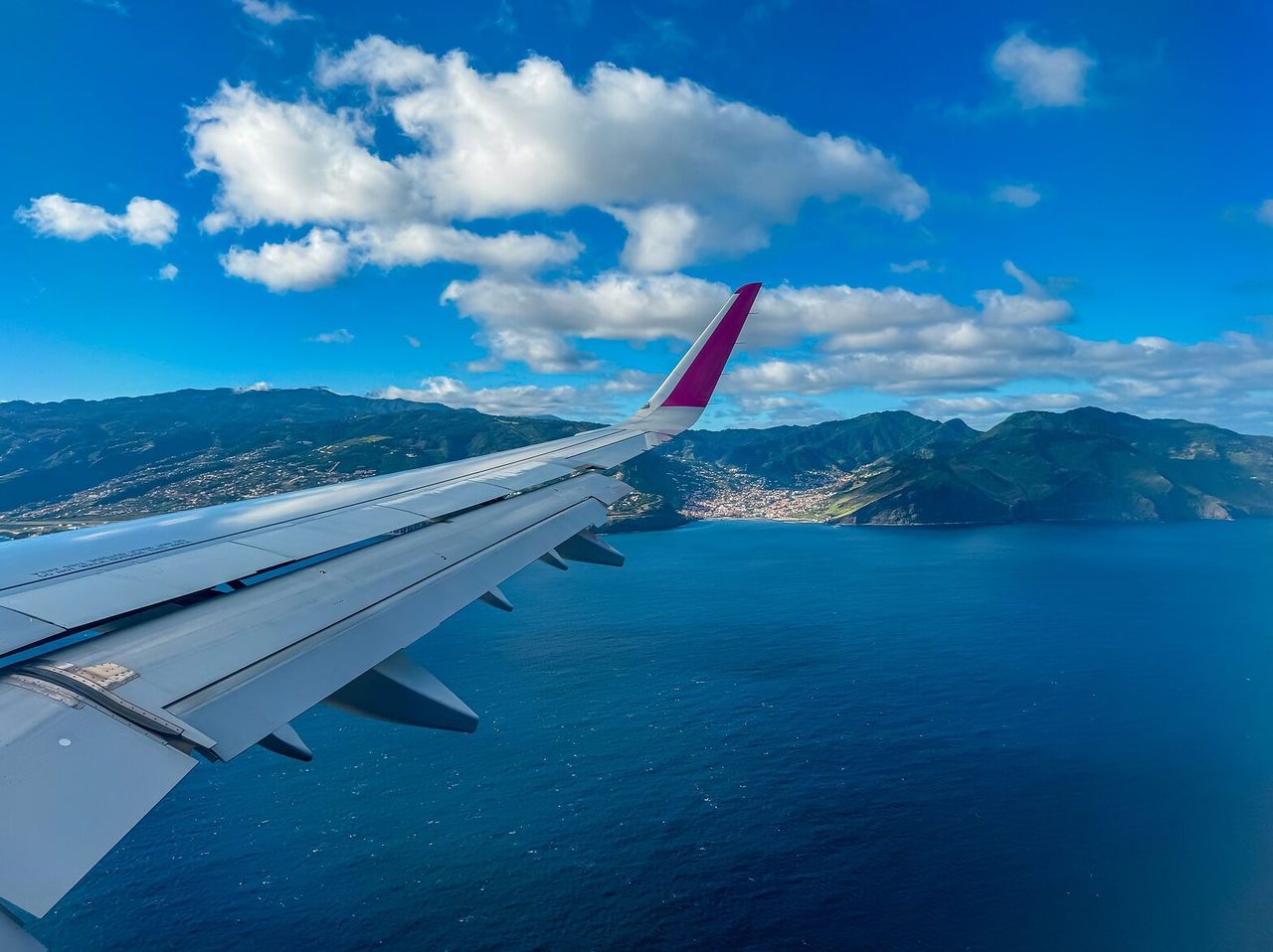 Je kunt Madeira bereiken met het vliegtuig, via een luchthaven gebouwd boven de zee